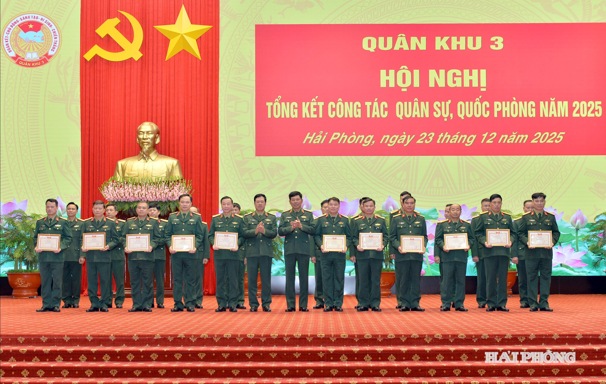 Lãnh đạo Quân khu 3 trao danh hiệu thi đua tặng cá nhân có thành tích xuất sắc.