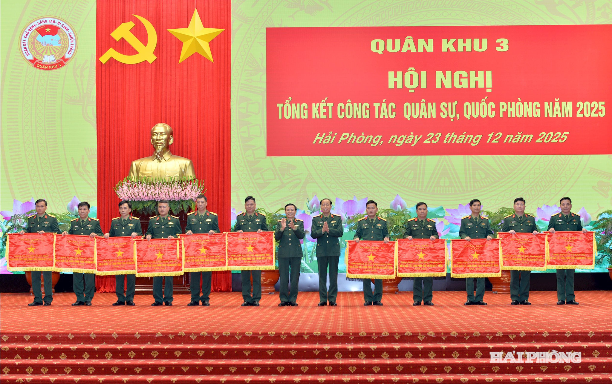 Trung tướng Lương Văn Kiểm, Tư lệnh quân khu 3 trao Bằng khen của Chính phủ tặng các tập thể có thành tích xuất sắc.