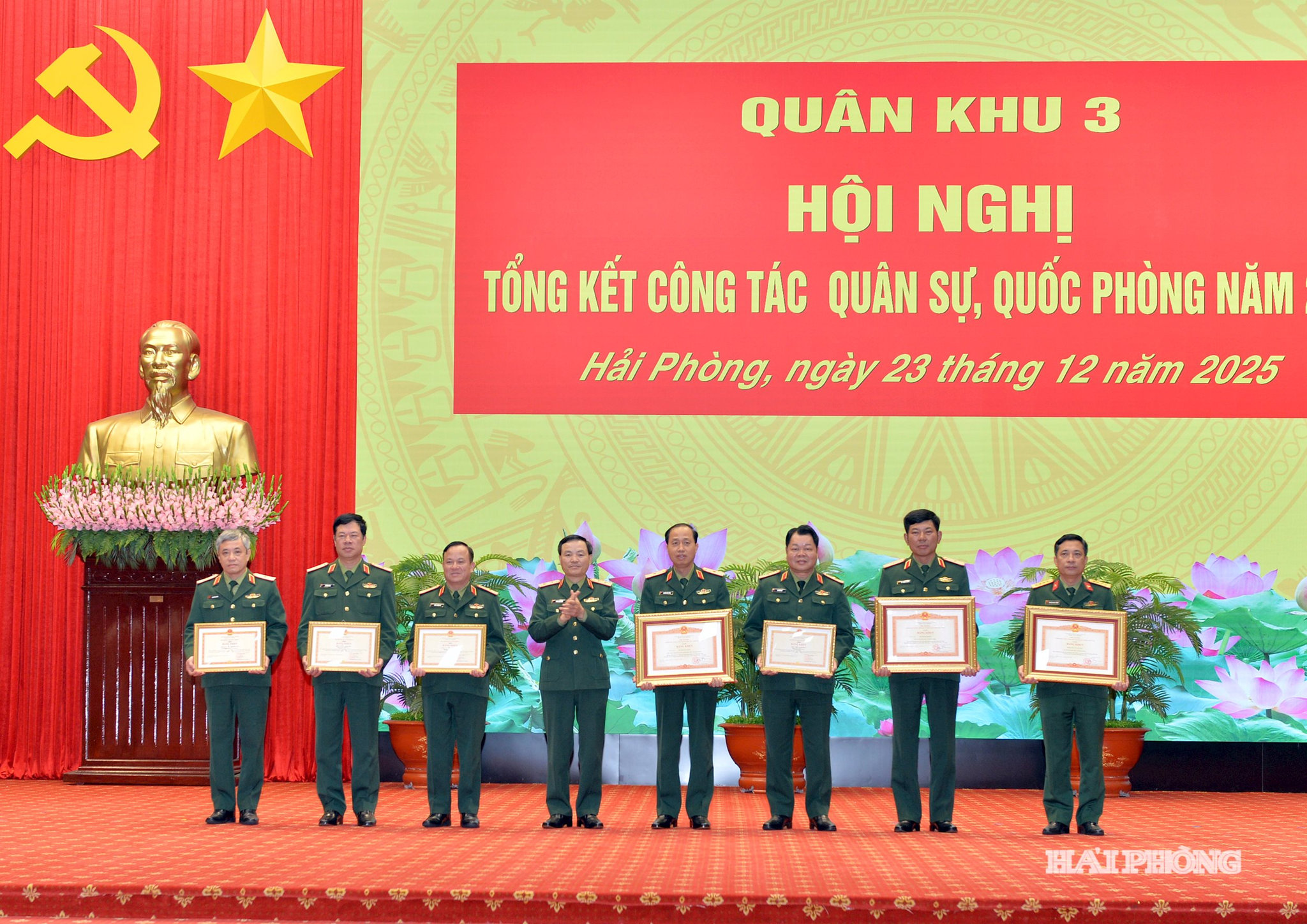 Trung tướng Lương Văn Kiểm, Tư lệnh quân khu 3 trao Bằng khen của Chính phủ tặng các tập thể, cá nhân có thành tích xuất sắc.