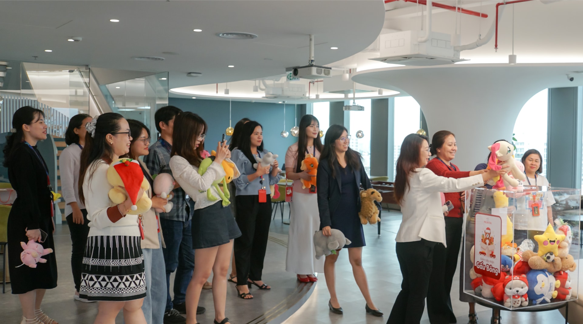 TPHCM-Nhân viên quyên góp gấu bông