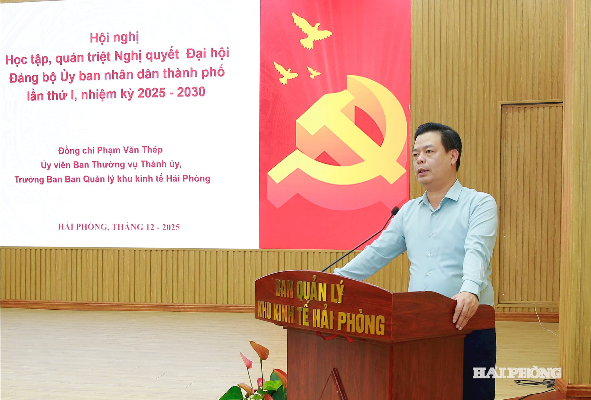 Đồng chí Phạm Văn Thép, Uỷ viên Ban Thường vụ Thành uỷ, Trưởng Ban quản lý Khu kinh tế Hải Phòng truyền đạt một số nội dung Nghị quyết.