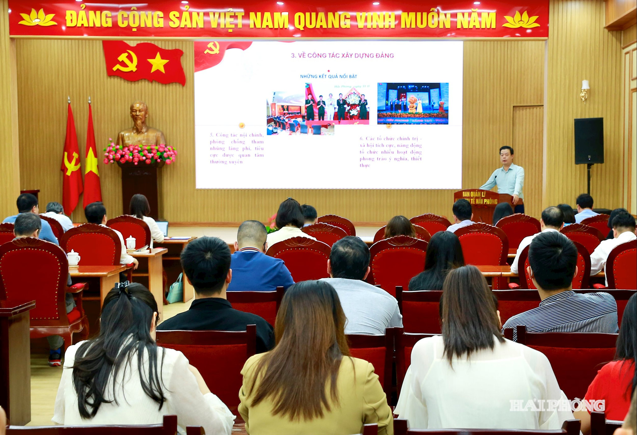 Đồng chí Phạm Văn Thép, Uỷ viên Ban Thường vụ Thành uỷ, Trưởng Ban quản lý Khu kinh tế Hải Phòng truyền đạt một số nội dung Nghị quyết.