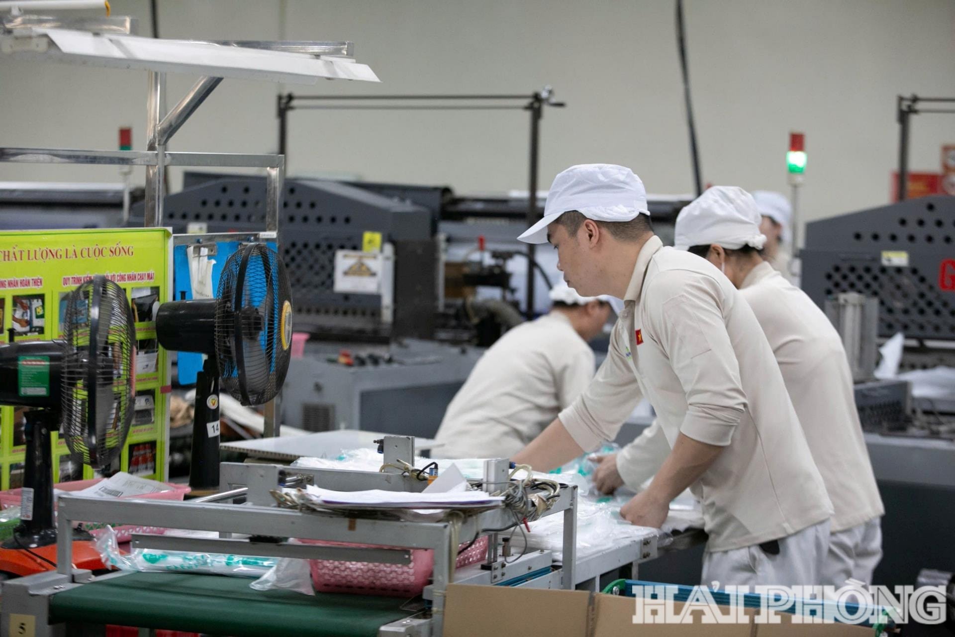 Công nhân Công ty Cổ phần Nhựa An Phát Xanh tham gia chuỗi sản xuất các sản phẩm thân thiện với môi trường.
