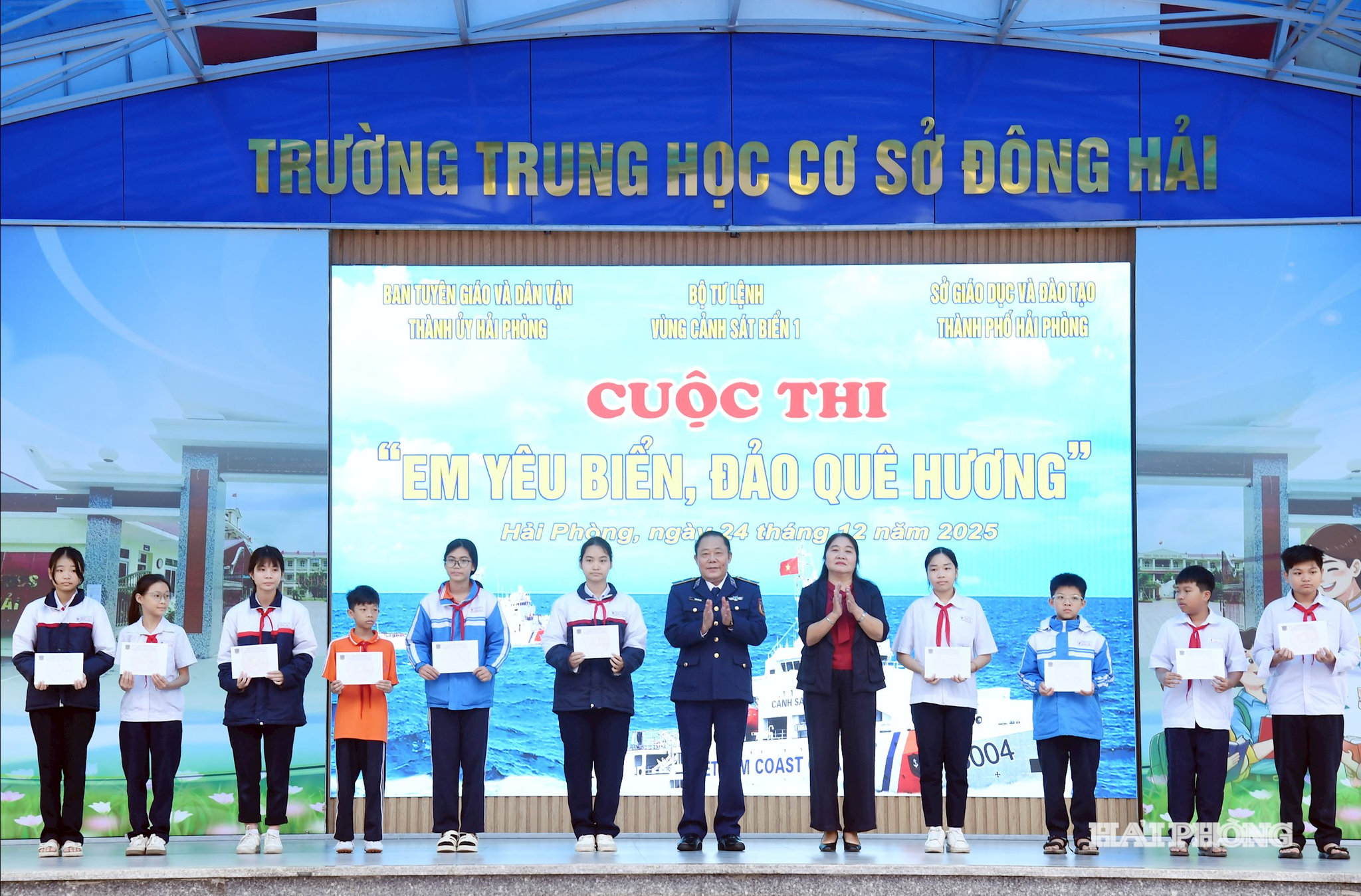 Ban tổ chức tặng quà cho các em học sinh của 8 nhà trường