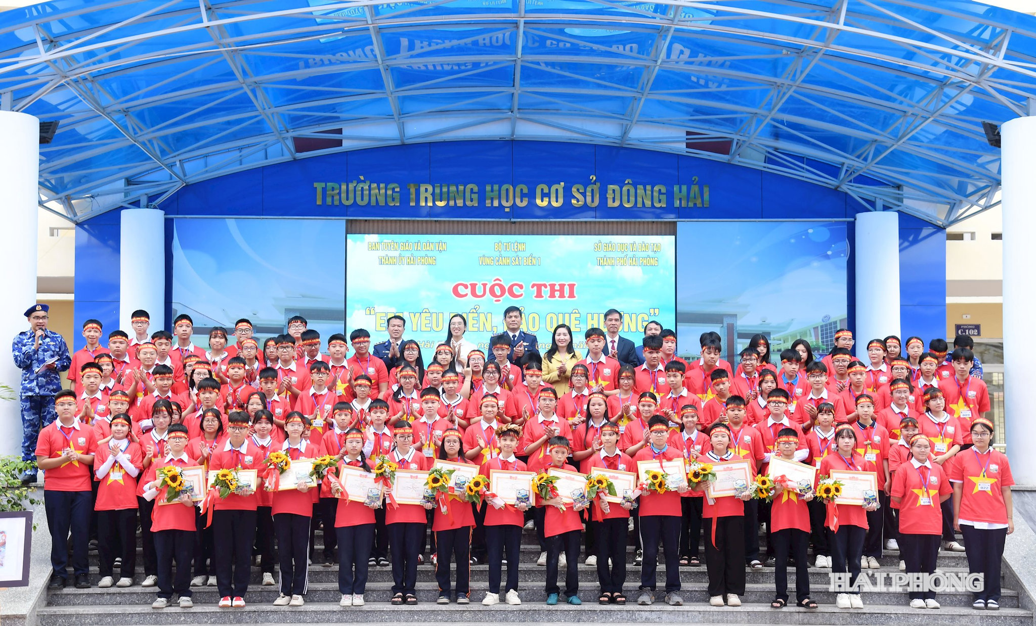 Các đại biểu chụp hình lưu niệm với các em học sinh tham gia cuộc thi