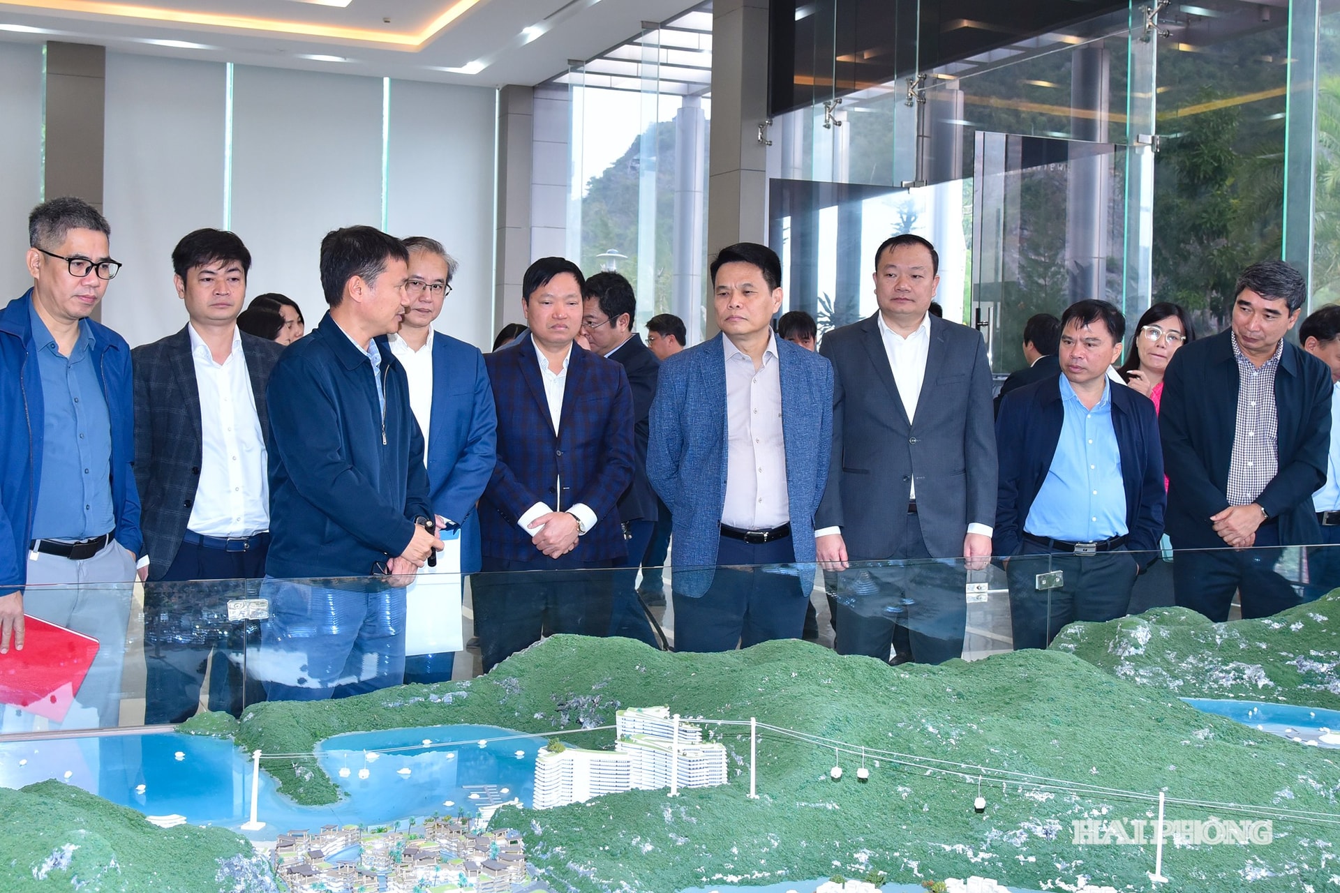 Ảnh T1: Đồng chí Lê Ngọc Châu, Phó bí thư Thành uỷ, Chủ tịch UBND thành phố kiểm tra tiến độ Dự án đầu tư khu đô thị Cái Giá tại đặc khu Cát Hải.
