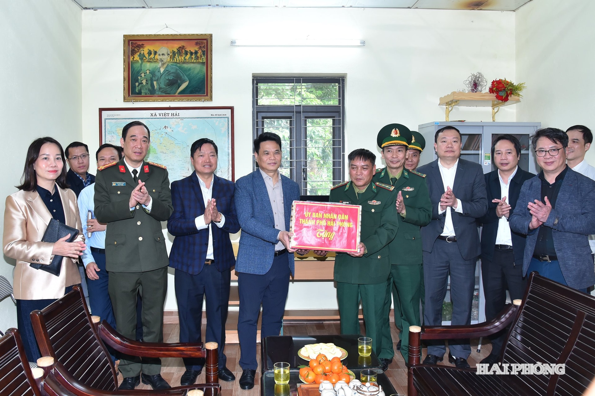 Anh bao in trang 2: Đồng chí Chủ tịch UBND thành phố Lê Ngọc Châu tặng quà Tổ công tác Biên phòng Việt Hải tại đặc khu Cát Hải.