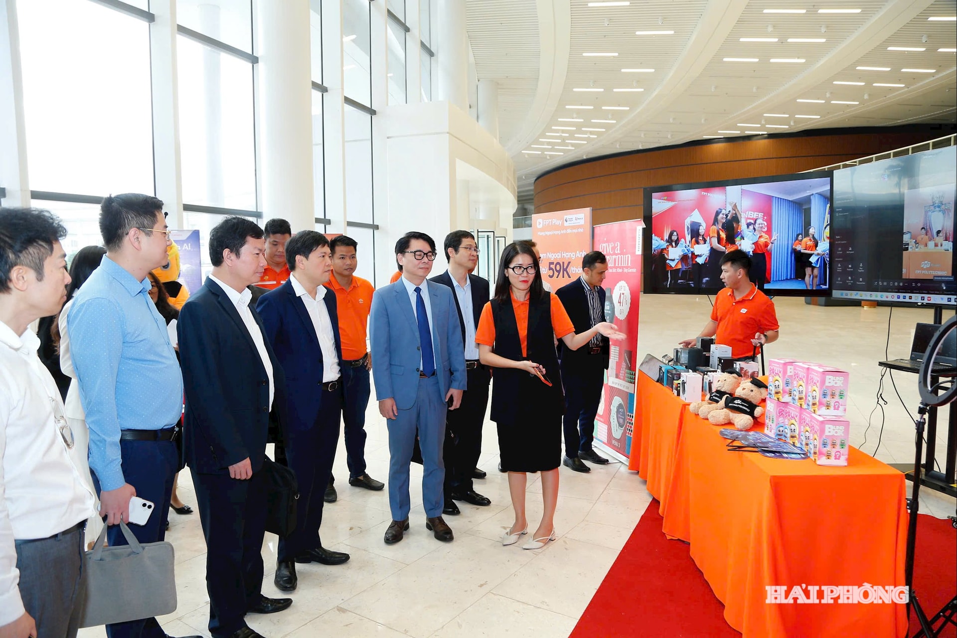 Các đại biểu tham quan, trải nghiệm các gian hàng công nghệ số được trưng bày, giới thiệu bên lề diễn đàn.