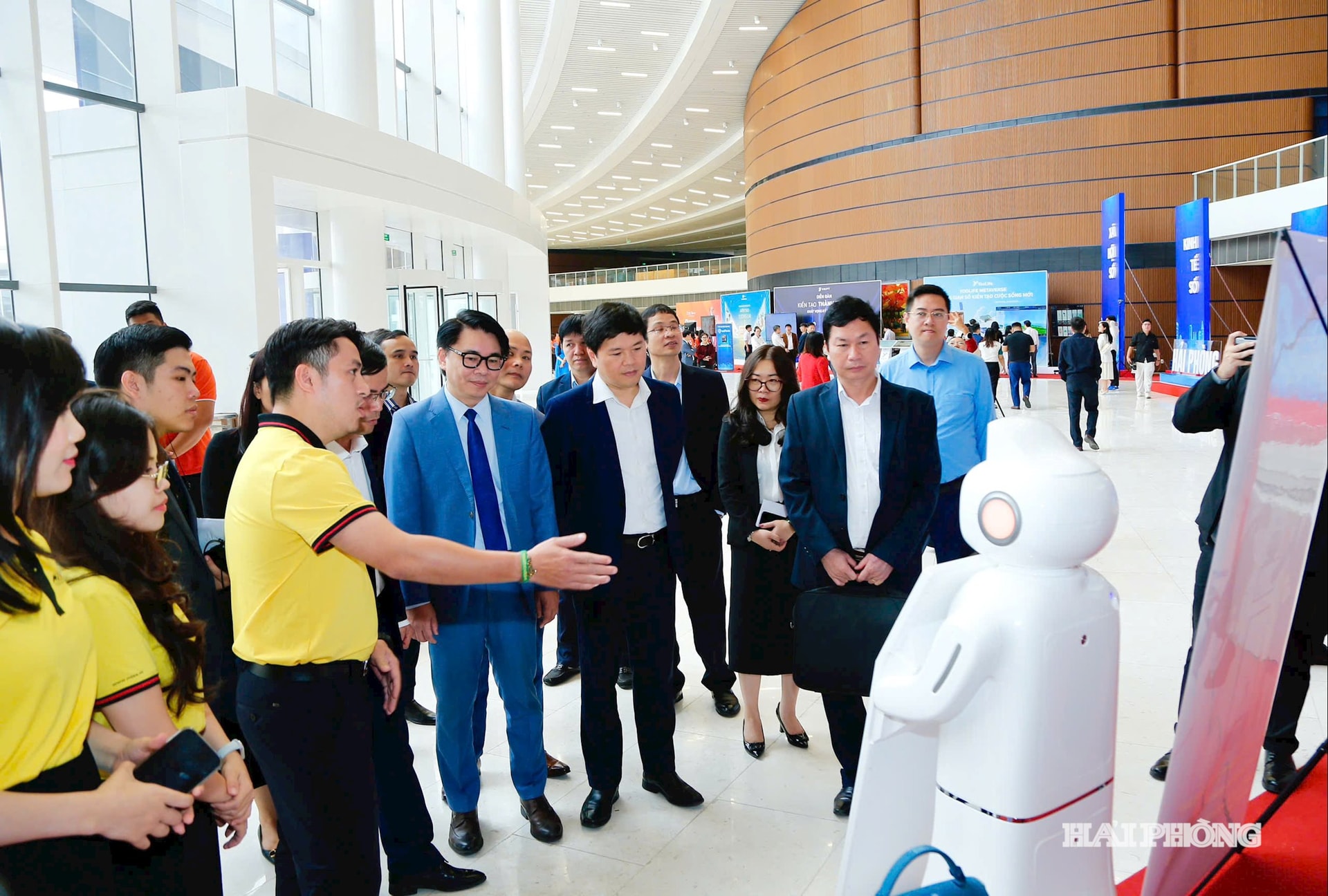 Ảnh trang 1: Các đại biểu tham quan, trải nghiệm các gian hàng công nghệ số được trưng bày, giới thiệu bên lề diễn đàn.