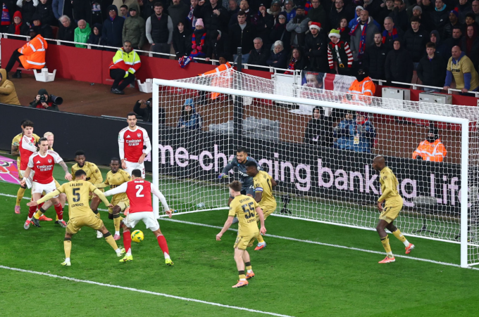 Thủ môn sắm vai người hùng, Arsenal thắng 8-7 ở loạt đá luân lưu kịch tính - Ảnh 2.