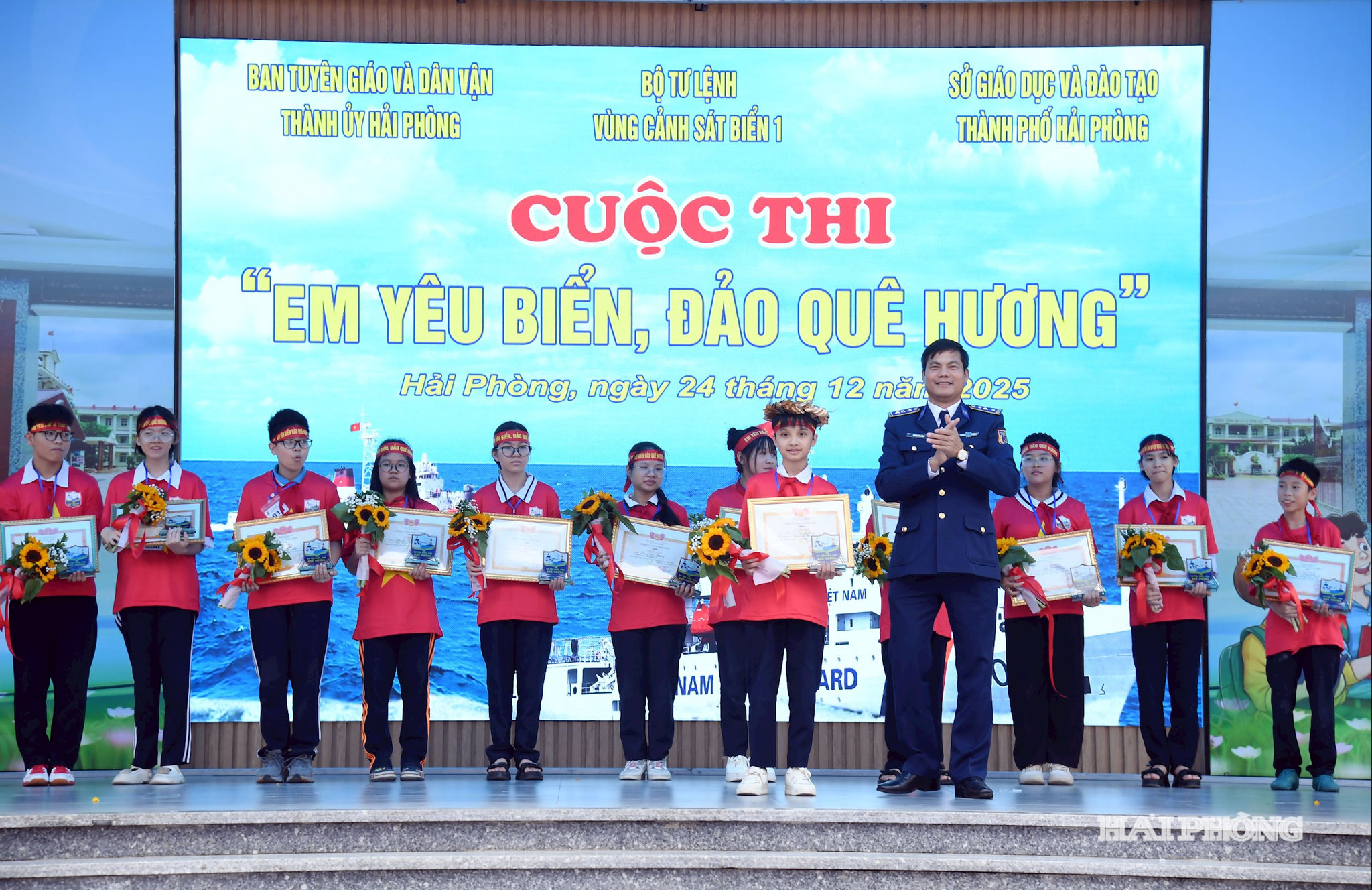 Thượng tá Trương Văn Hùng trao giải Nhất cuộc thi cho em Lê Khánh Duy, học sinh lớp 9A1, Trường THCS Đông Hải