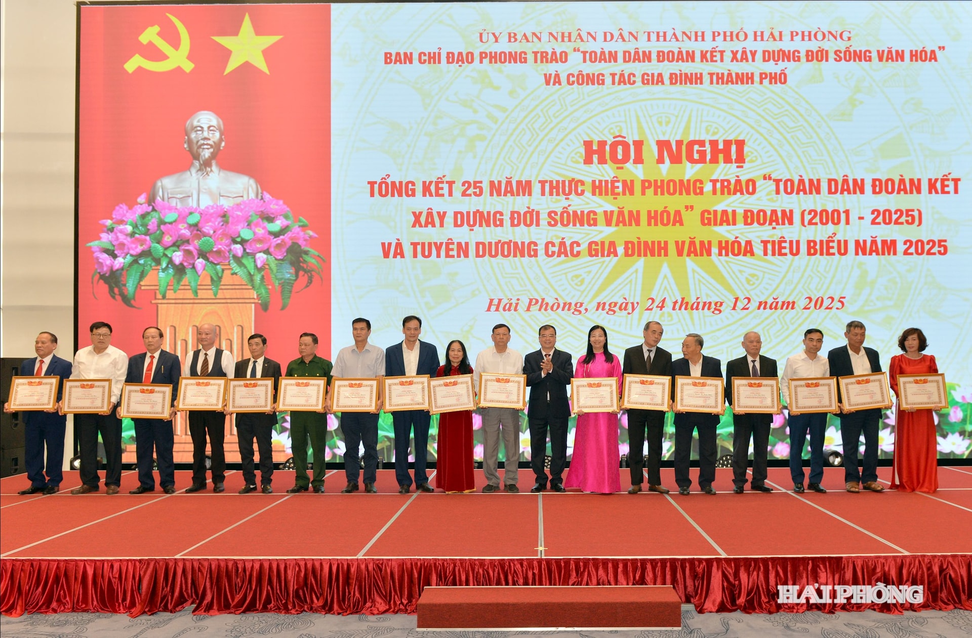 Đồng chí Nguyễn Minh Hùng, Phó chủ tịch UBND thành phố trao danh hiệu tặng các gia đình tiêu biểu