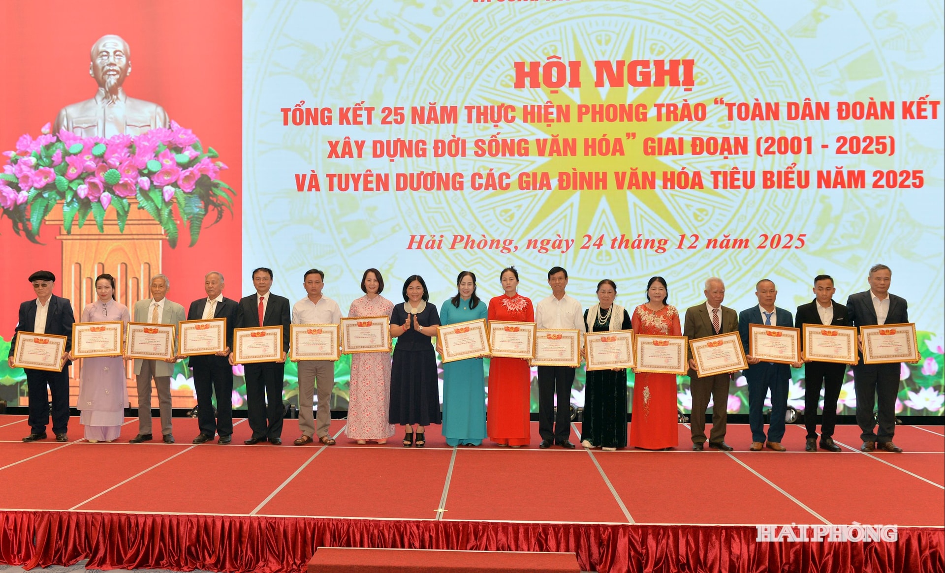 Ban tổ chức trao danh hiệu tặng các gia đình tiêu biểu