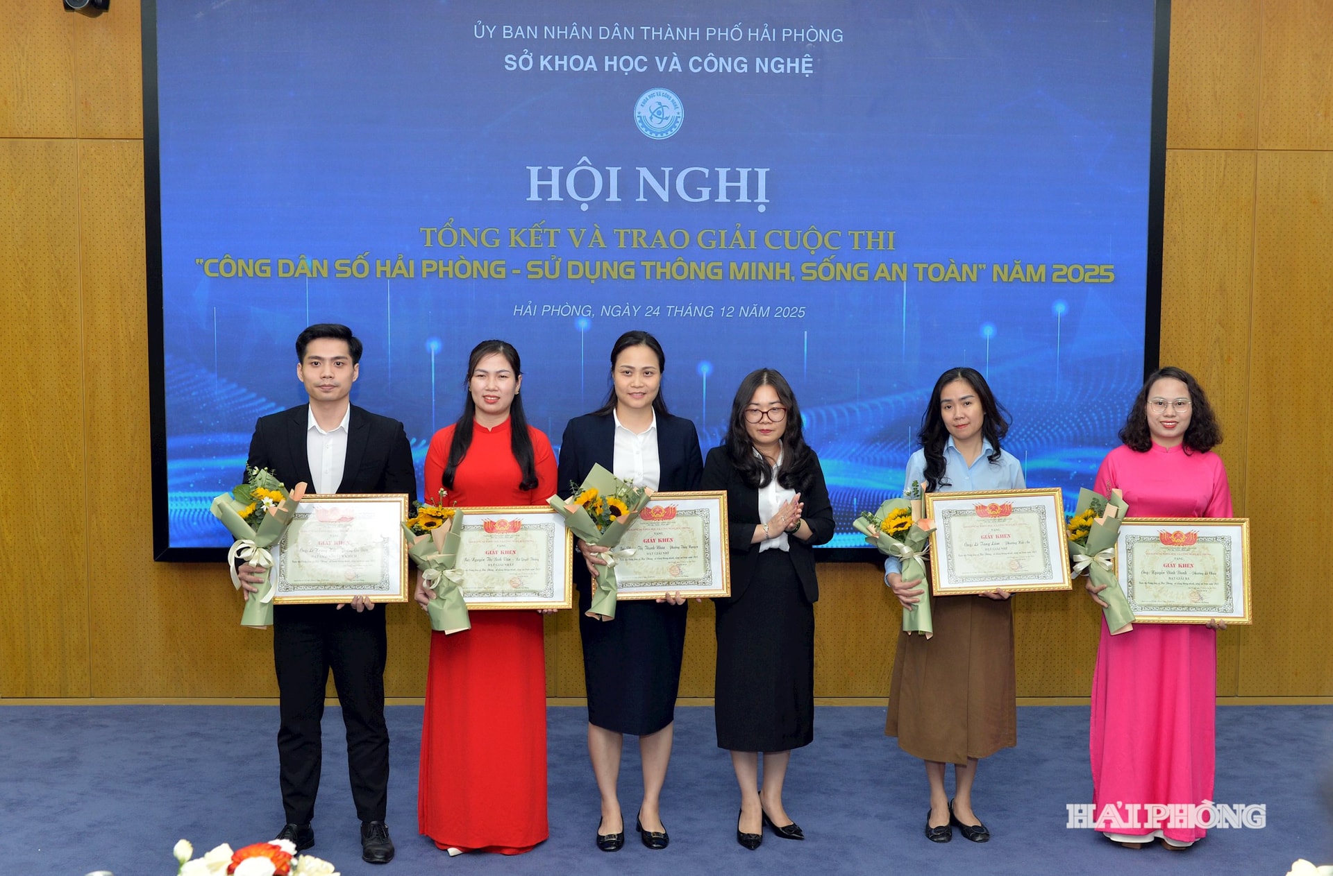Ban tổ chức trao giải ba và giải khuyến khích tặng các tác giả