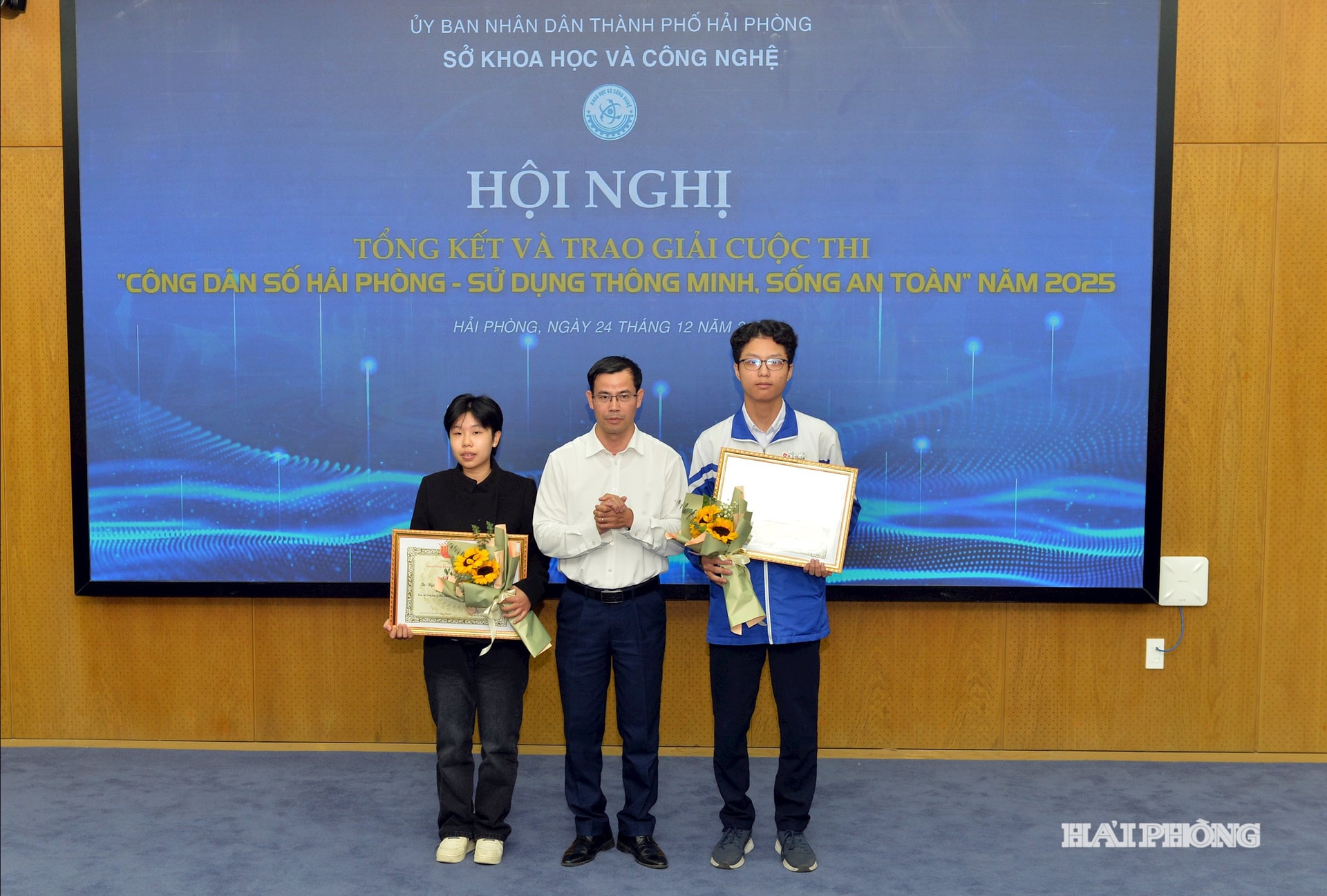 Ban tổ chức trao giải nhì tặng các tác giả