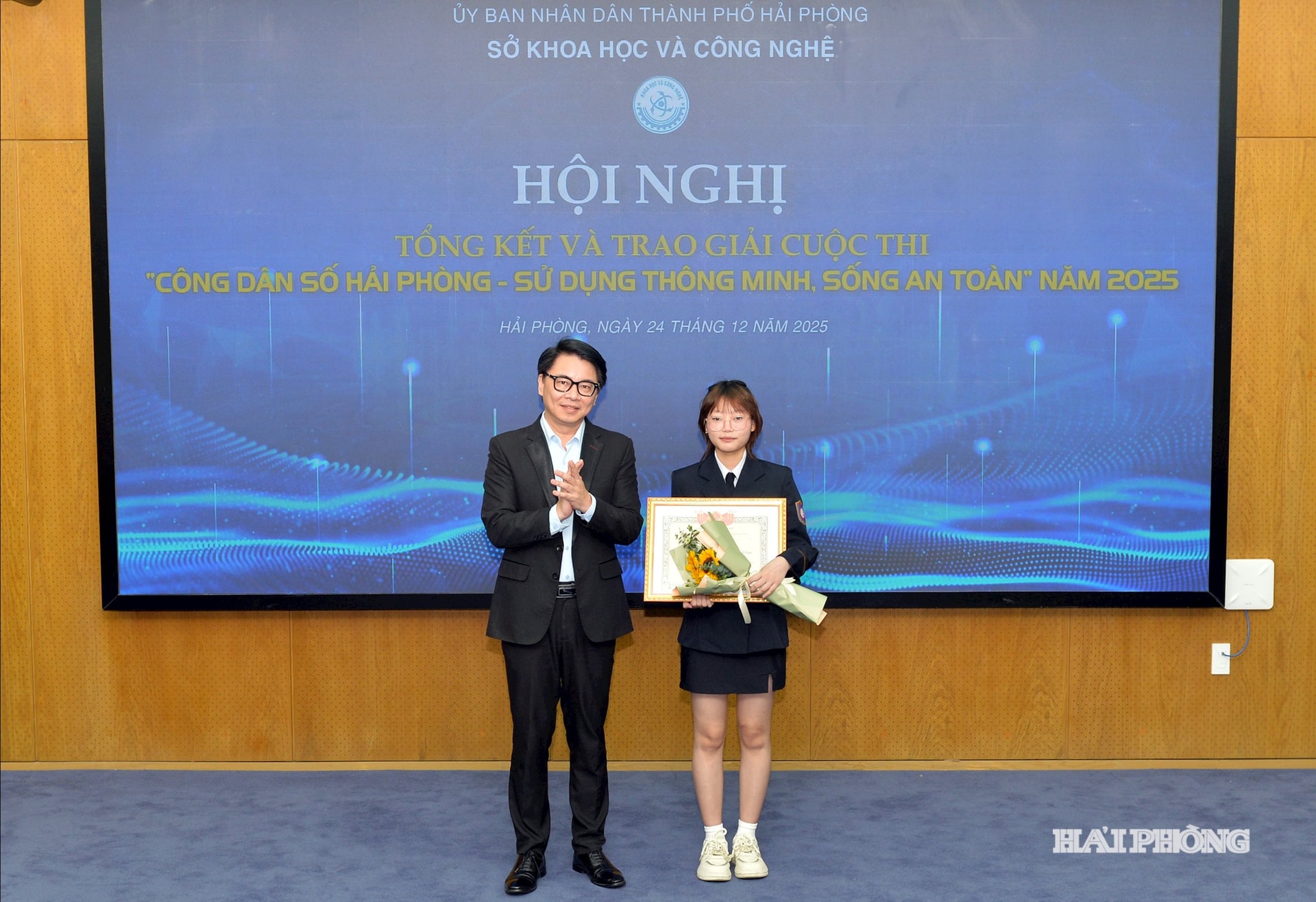 Đồng chí Nguyễn Cao Thắng, Giám đốc Sở Khoa học và Công nghệ trao giải nhất cuộc thi