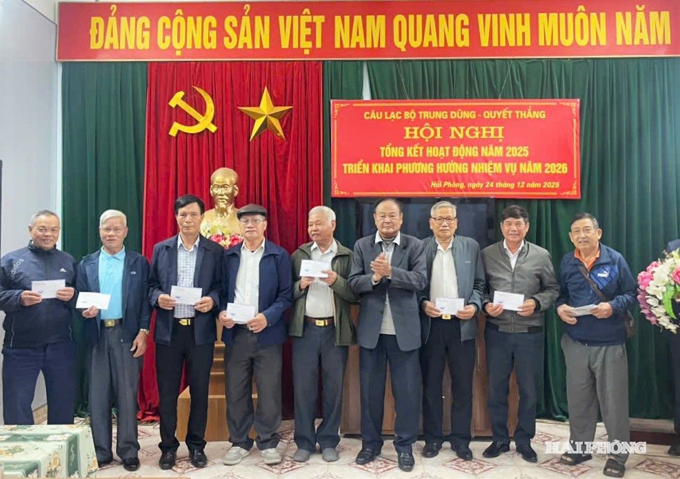Ban Chấp hành Câu lạc bộ Trung dũng - Quyết thắng biểu dương, khen thưởng các cá nhân