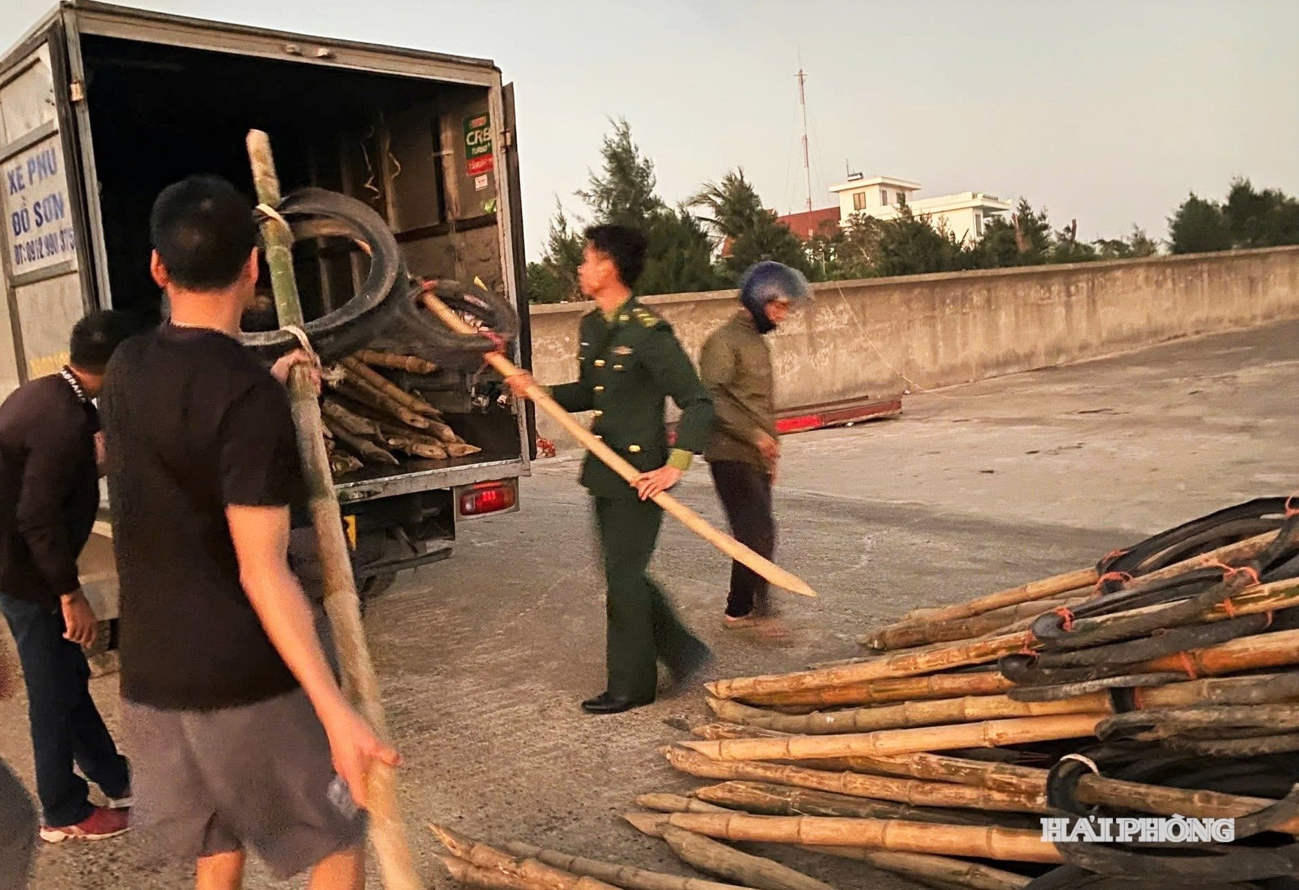 Lực lượng chức năng phát hiện, thu giữ cọc tre 