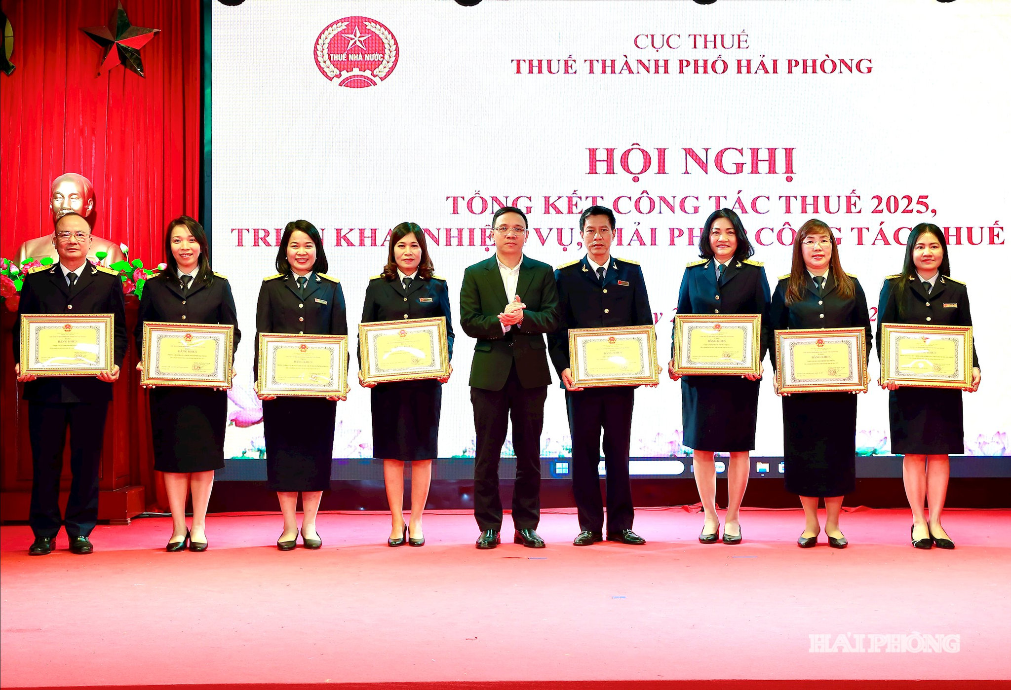 Đồng chí Đào Trọng Đức, Uỷ viên Ban Thiongwf vụ Thành uỷ, Phó chủ tịch HĐND thành phố trao bằng khen của UBND thành phố tặng các tập thể Thiế Hải Phòng.