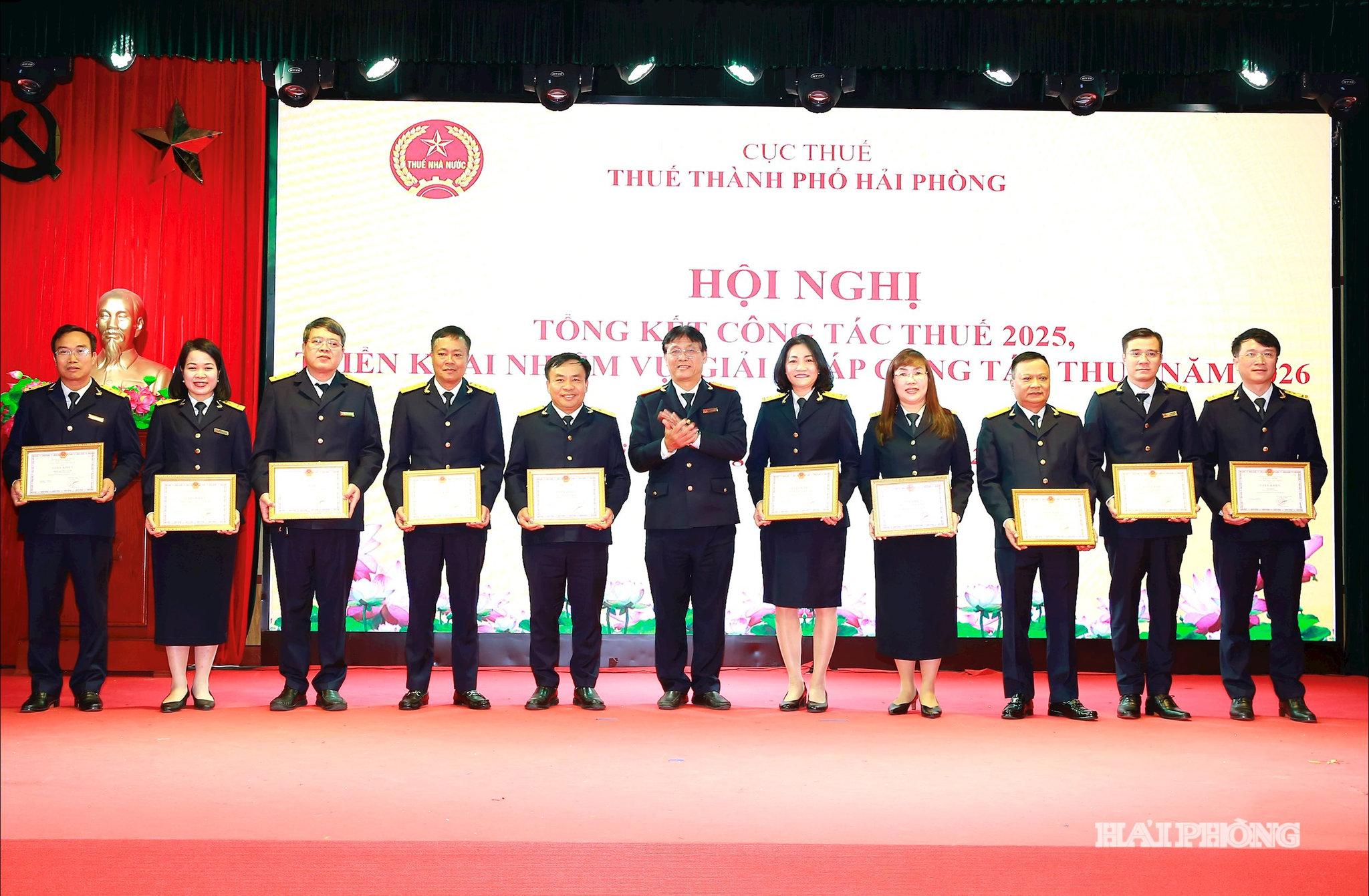 Đồng chí Đặng Ngọc Minh, Uỷ viên Ban Thường vụ Đảng uỷ, Phó Cục trưởng Cục thuế trao bằng khen của Cục thuế tặng các tập thể tiêu biểu Thuế Hải Phòng.