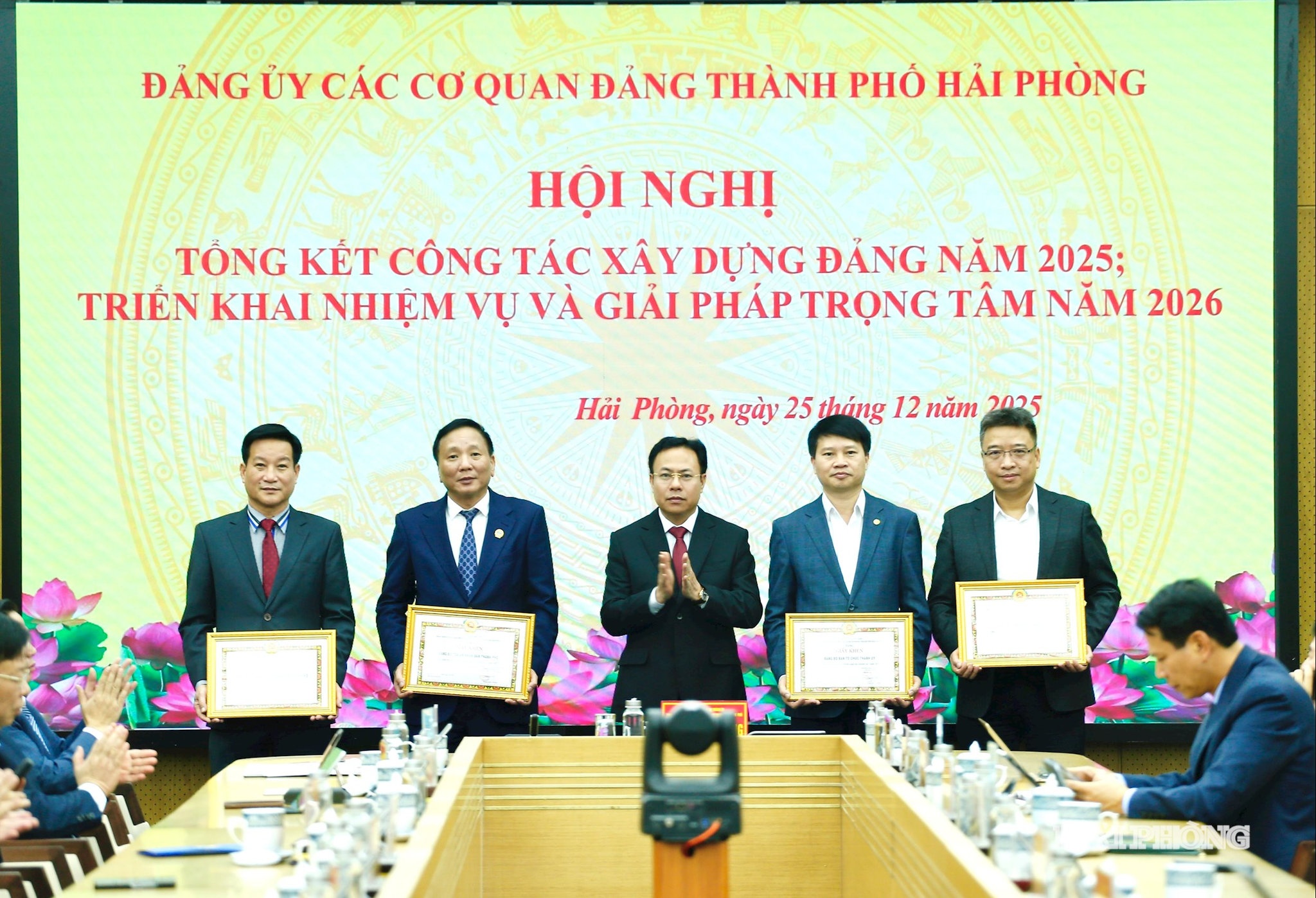 Đồng chí Hoàng Quốc Thưởng, Uỷ viên ban Thường vụ Thành ủy, Phó bí thư Thường trực Đảng ủy khối các cơ quan Đảng thành phố trao giấy khen tặng các tập thể có thành tích xuất sắc.