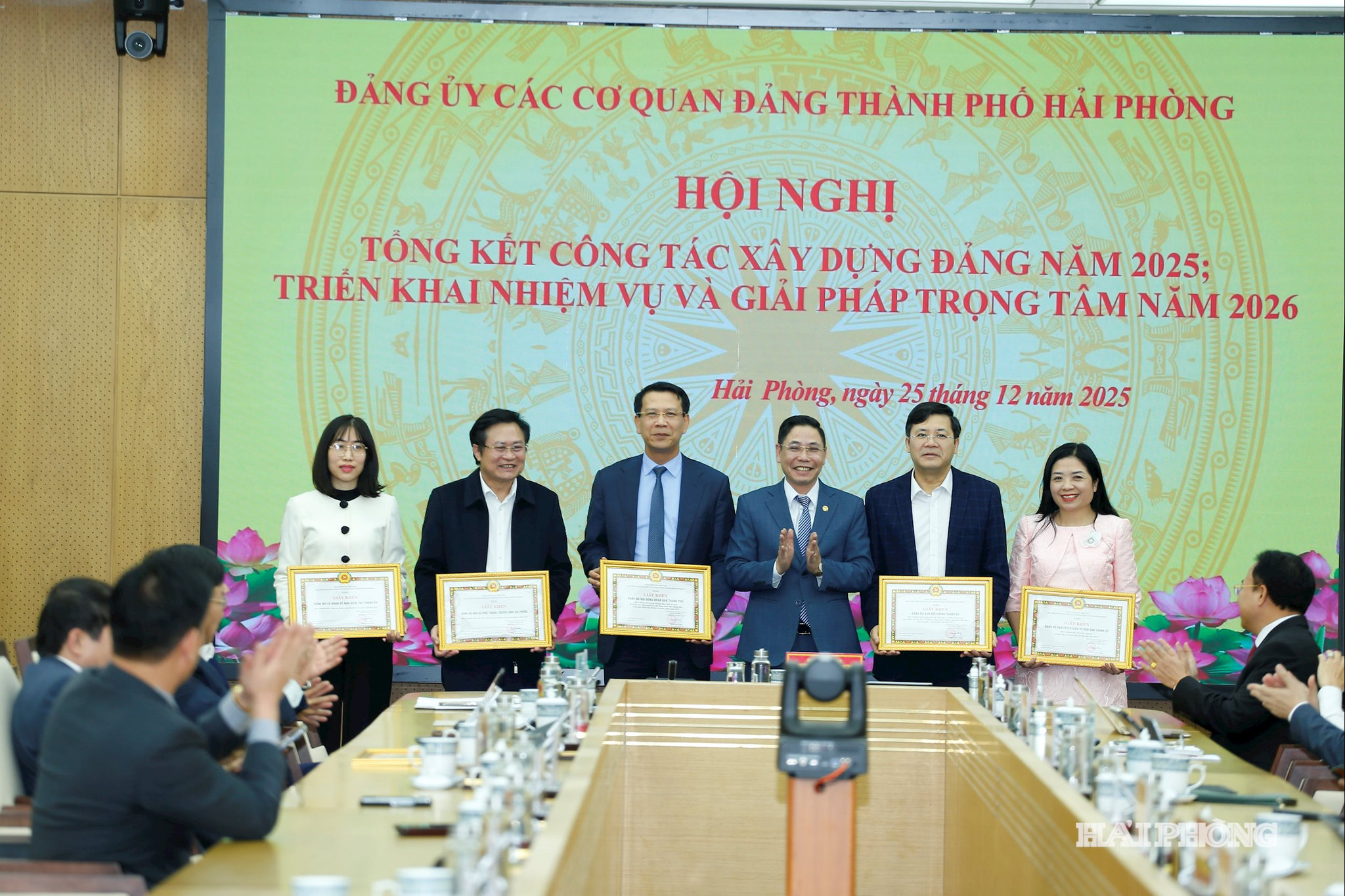Đồng chí Phạm Quang Sáng, Phó bí thư Đảng ủy khối các cơ quan Đảng thành phố trao giấy khen tặng các tập thể có thành tích xuất sắc.