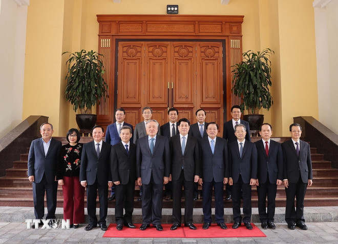 Chủ tịch nước Lương Cường và các thành viên Ban Chỉ đạo cải cách Tư pháp Trung ương. (Ảnh: Lâm Khánh/TTXVN) ttxvn-2512-chu-tich-nuoc-ban-chi-dao-cai-cach-tu-phap-8.jpg