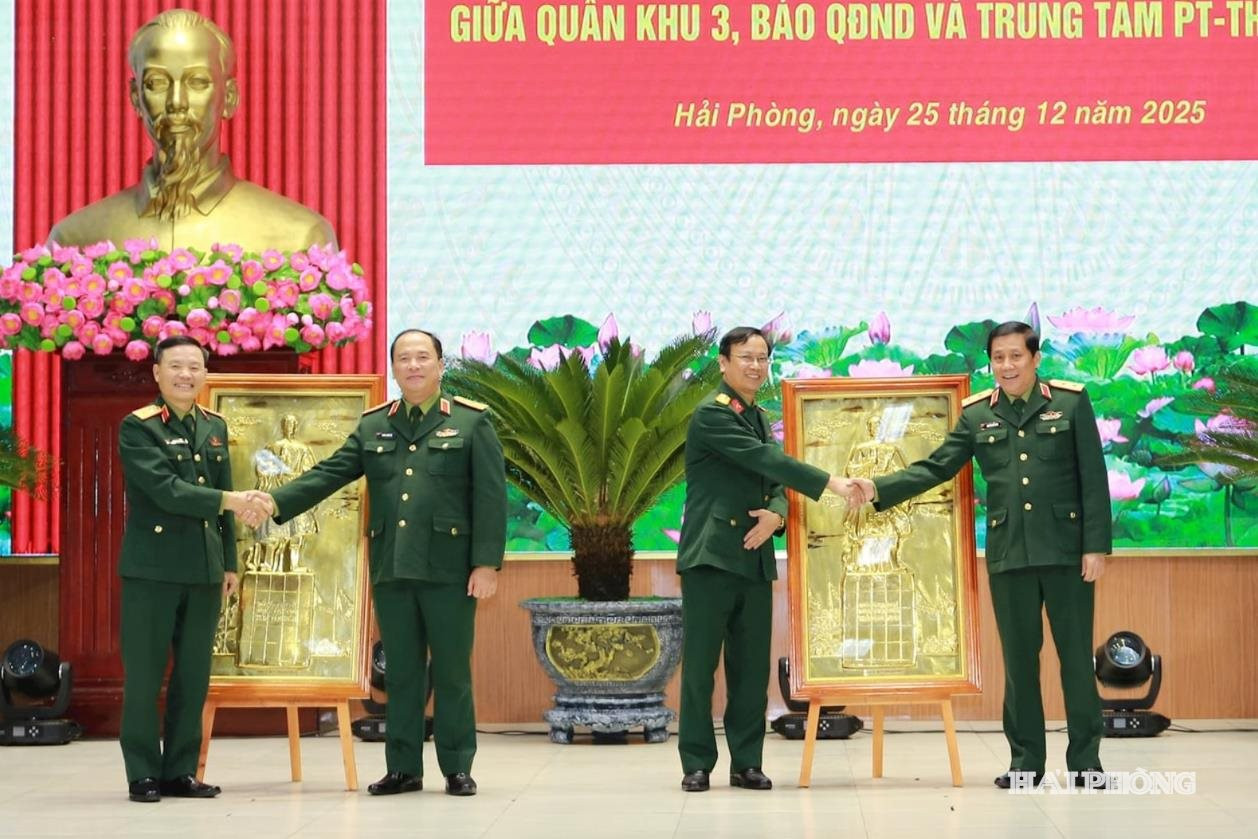 bo-tu-lenh-quan-khu-3-tang-qua-luu-niem-cho-bao-qdnd-va-trung-tam-pt-th-quan-doi.-1-.jpg