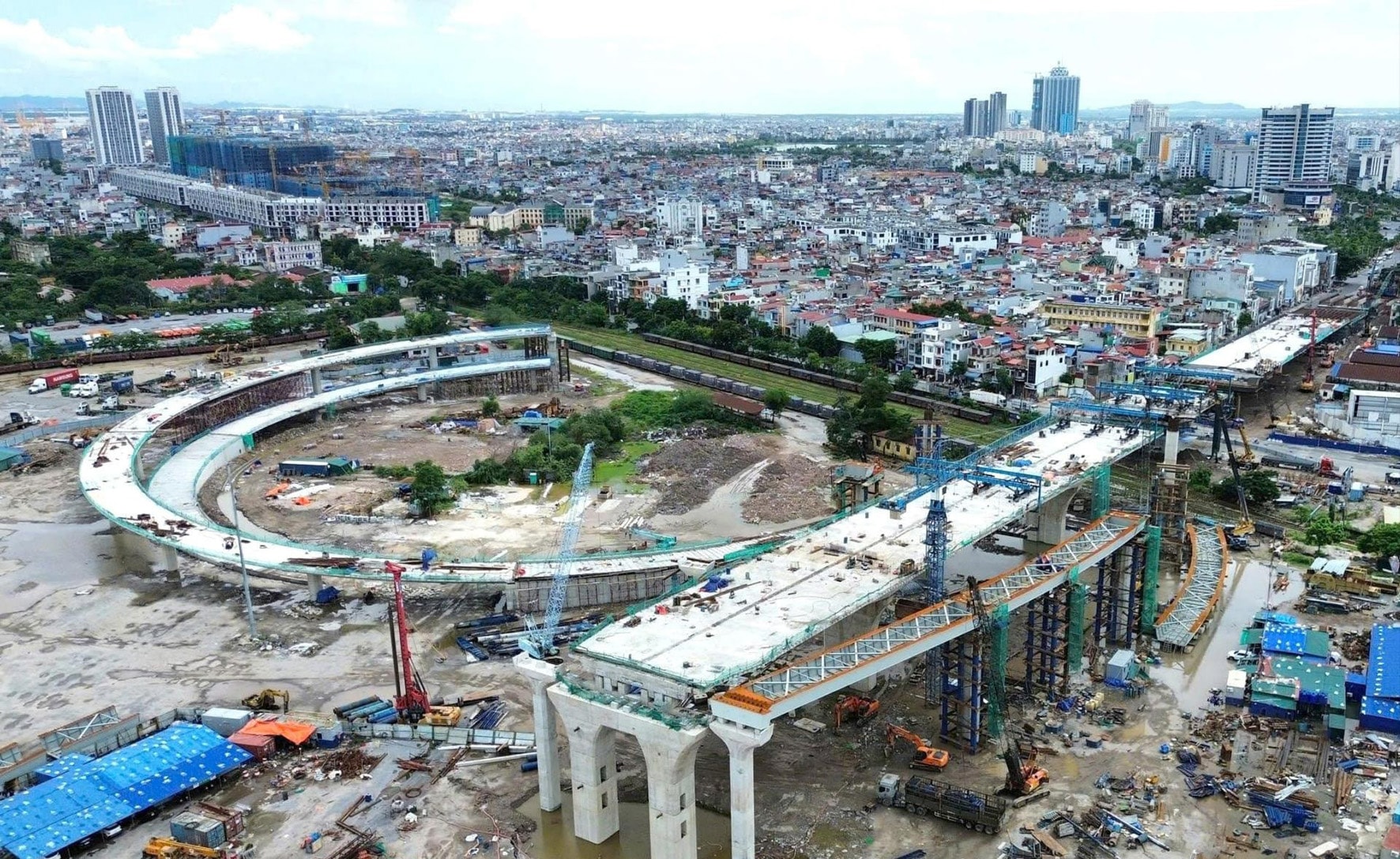 Cầu Nguyễn Trãi đang được đẩy nhanh thi công.