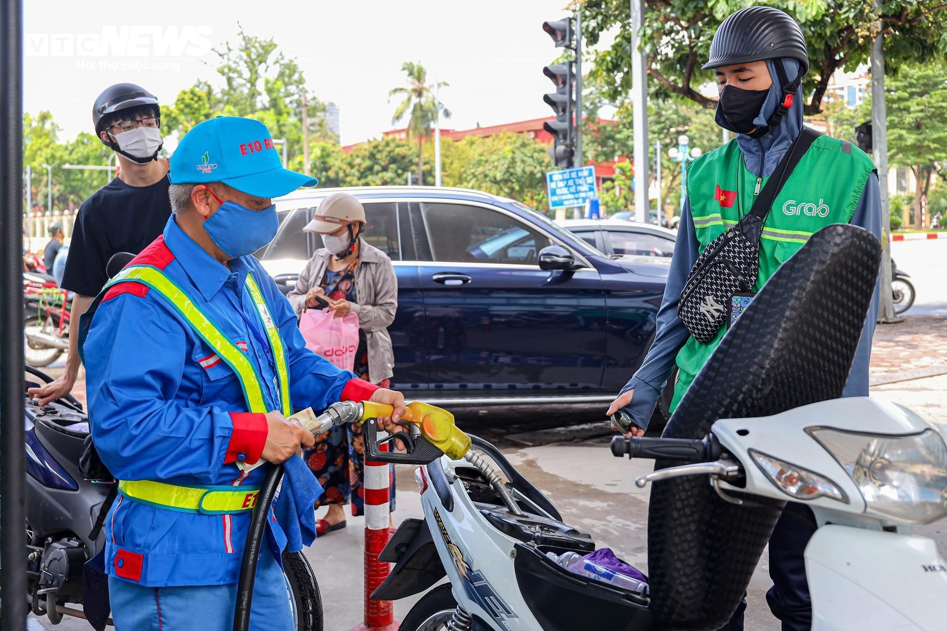 Giá xăng dầu chiều nay dự báo tiếp tục giảm. (Ảnh: Minh Đức).
