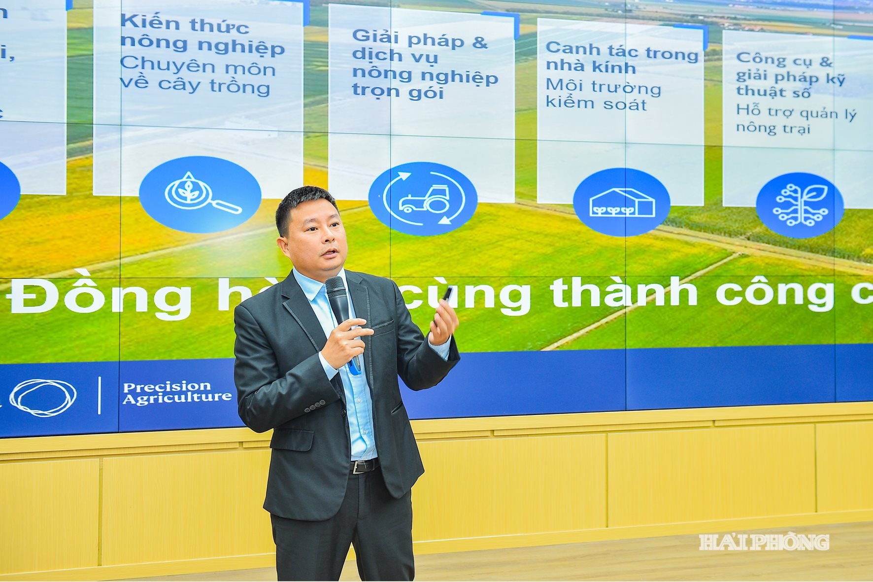 Đại diện doanh nghiệp thuyết trình giải pháp công nghệ.