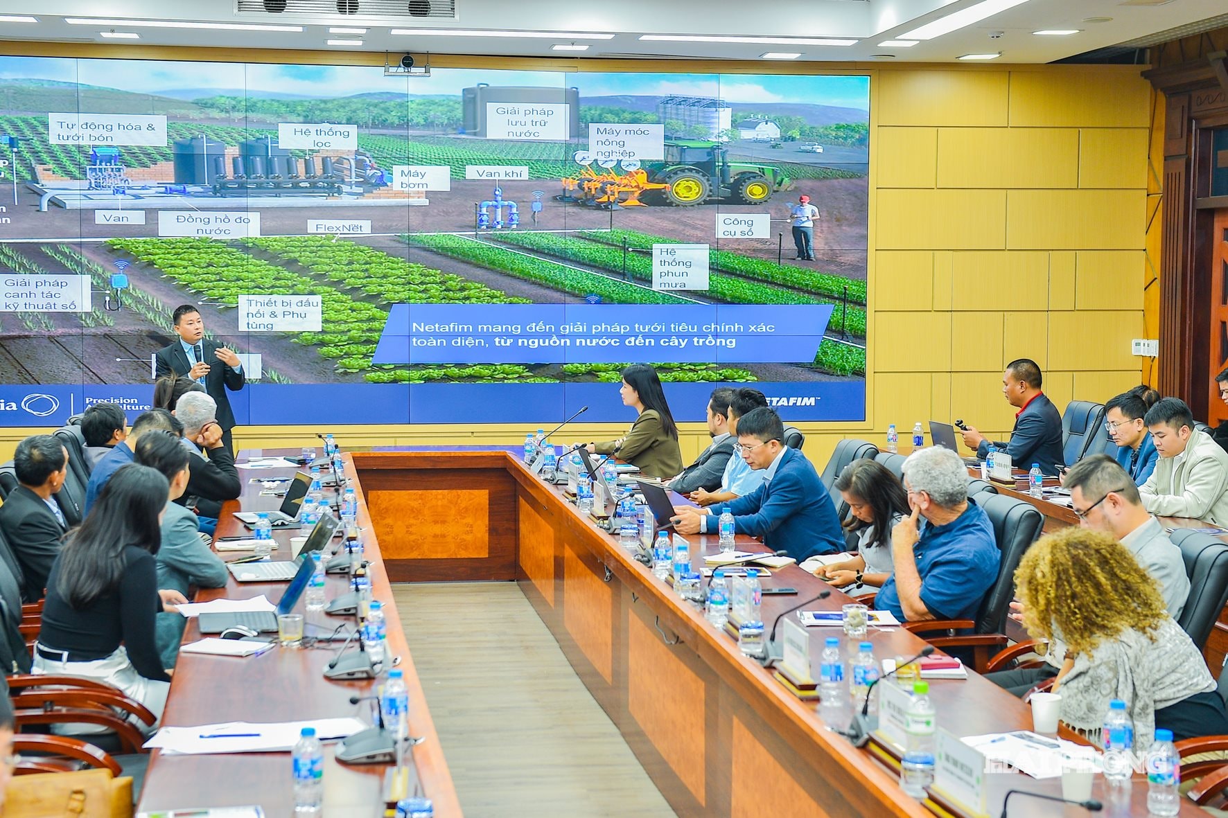 Các chuyên gia Israel giới thiệu, thuyết trình, demo sản phẩm, kết nối cung cầu liên quan đến nông nghiệp công nghệ cao.