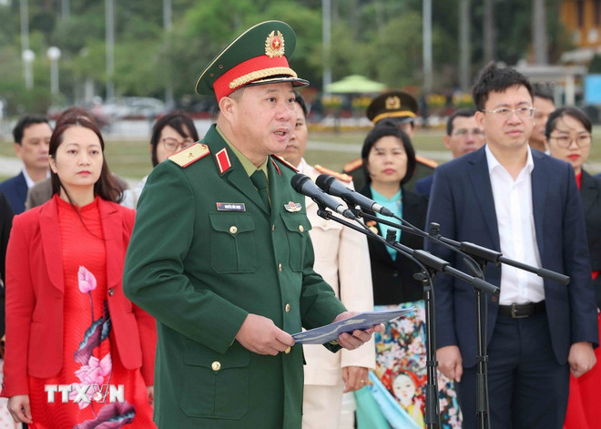 Thiếu tướng Nguyễn Hữu Ngọc, Tư lệnh Binh đoàn 12, Bộ Quốc phòng, báo cáo Bác về thành tích của của đơn vị. (Ảnh: Phương Hoa/TTXVN) ttxvn-le-bao-cong-2.jpg