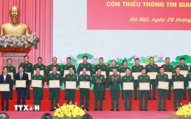 Lãnh đạo Bộ Quốc phòng trao Bằng khen của Bộ trưởng Bộ Quốc phòng cho các tập thể, cá nhân. (Ảnh: Trọng Đức/TTXVN) ttxvn-liet-sy-1.jpg