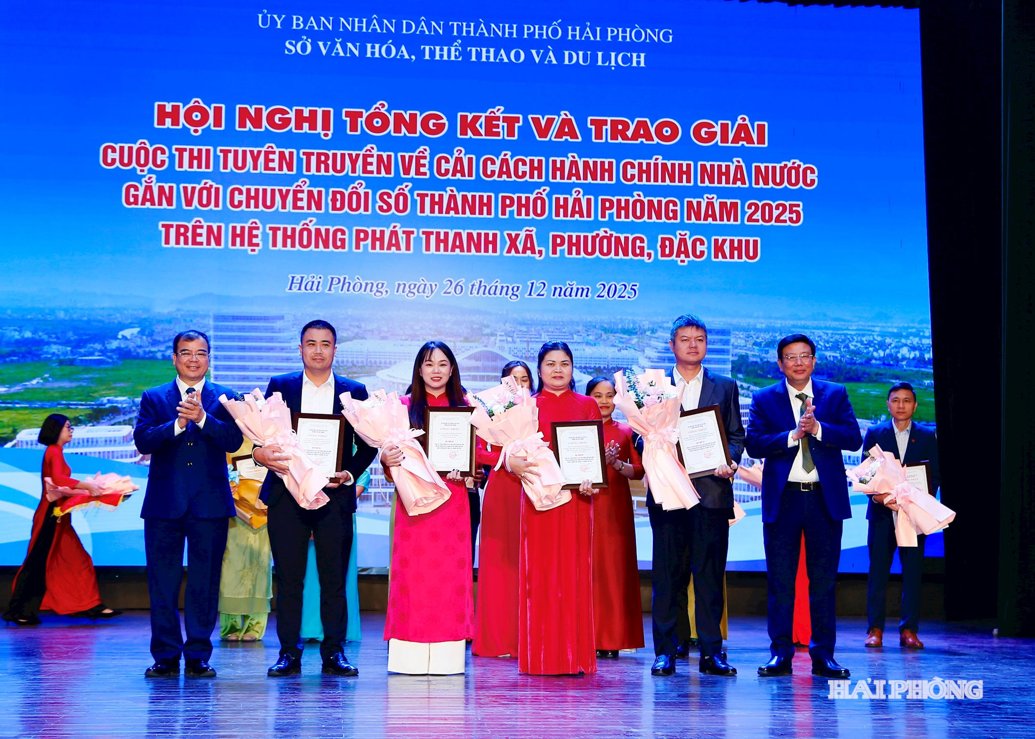 Các đồng chí: Nguyễn Quang Phúc, Uỷ viên ban Thường vụ Thành ủy, Trưởng ban Tuyên giáo Thành ủy; Nguyễn Minh Hùng, Phó chủ tịch UBND thành phố trao giải cuộc thi tuyên truyền về cải cách hành chính nhà nước gắn với chuyển đổi số thành phố Hải Phòng năm 2025 trên hệ thống phát thanh xã, phường, đặc khu.