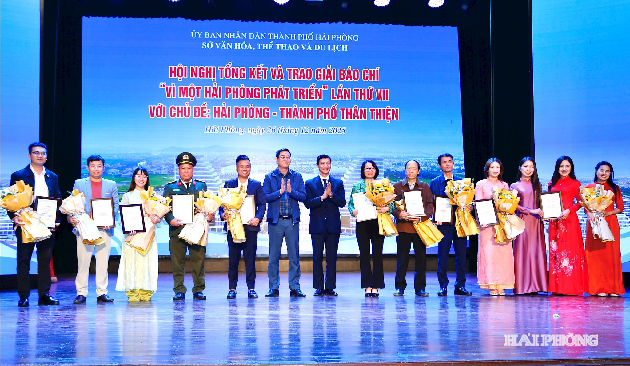 Lãnh đạo Sở Văn hóa, Thể thao và Du lịch; Văn phòng Thành ủy trao Giải khuyến khích tặng các tác giả và nhóm tác giả.