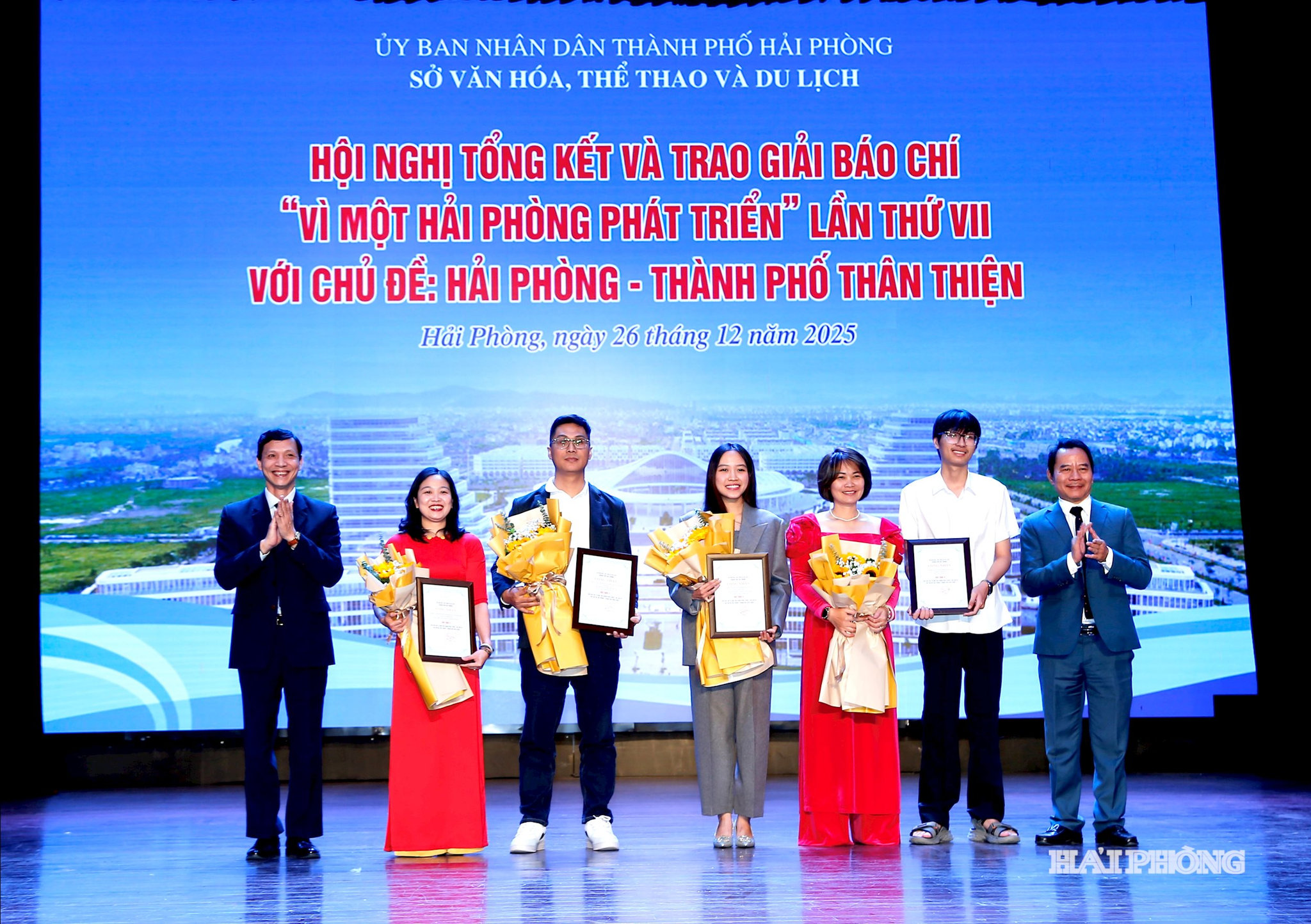 Lãnh đạo Sở Văn hóa, Thể thao và Du lịch; Hội nhà báo thành phố trao Giải C tặng các tác giả, nhóm tác giả.