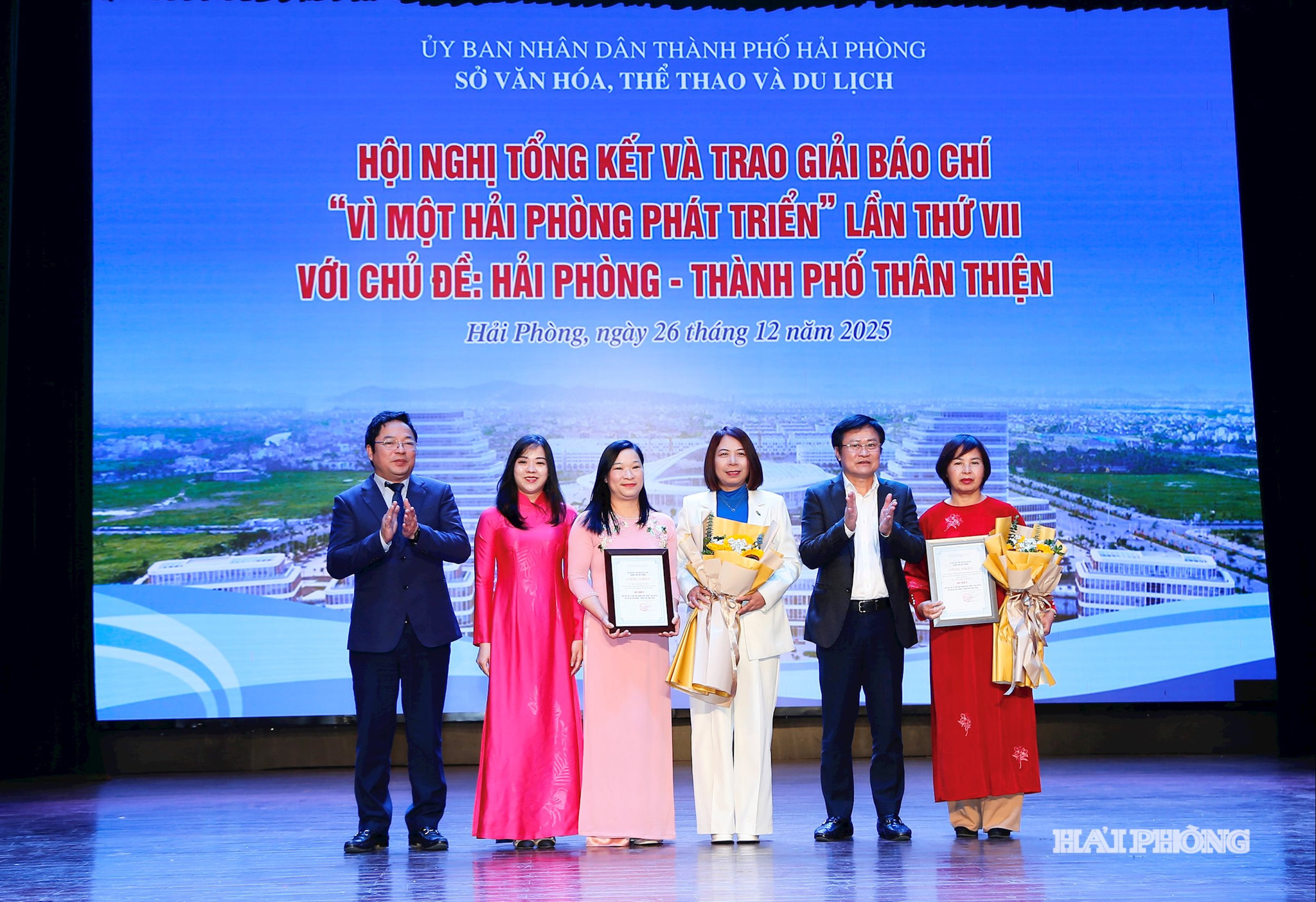 Lãnh đạo Sở Văn hóa, Thể thao và Du lịch; Báo và Phát thanh, Truyền hình thành phố Hải Phòng trao Giải B tặng các tác giả và nhóm tác giả.