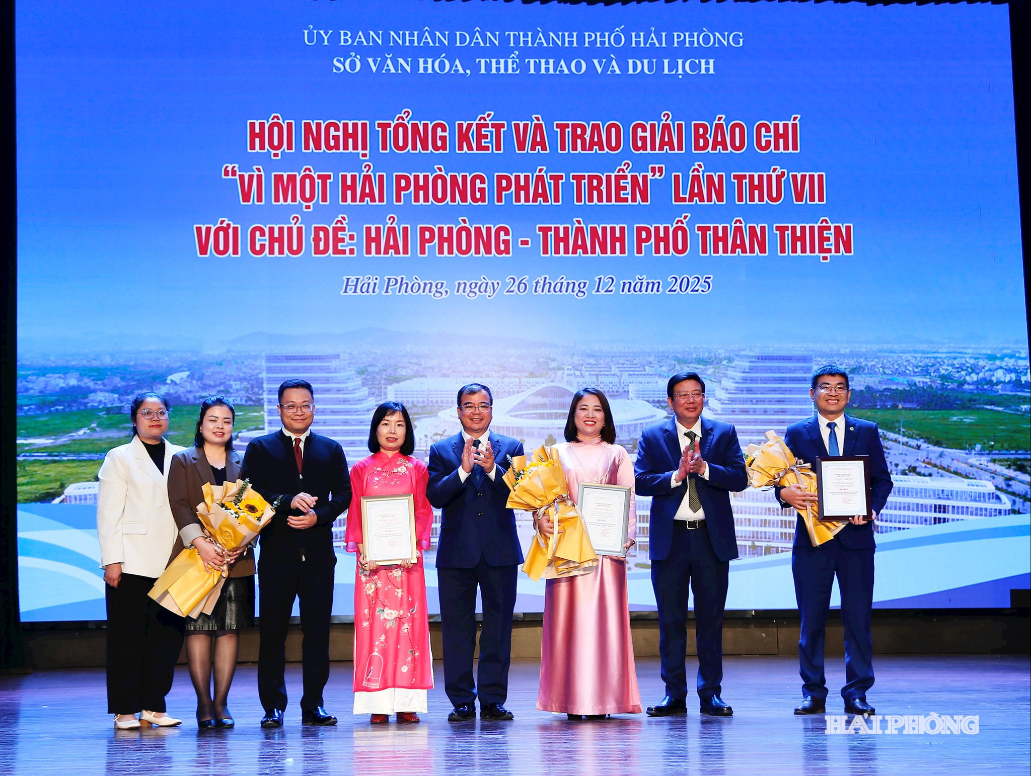 Các đồng chí: Nguyễn Quang Phúc, Uỷ viên ban Thường vụ Thành ủy, Trưởng ban Tuyên giáo Thành ủy; Nguyễn Minh Hùng, Phó chủ tịch UBND thành phố trao Giải A tặng các tác giả và nhóm tác giả.