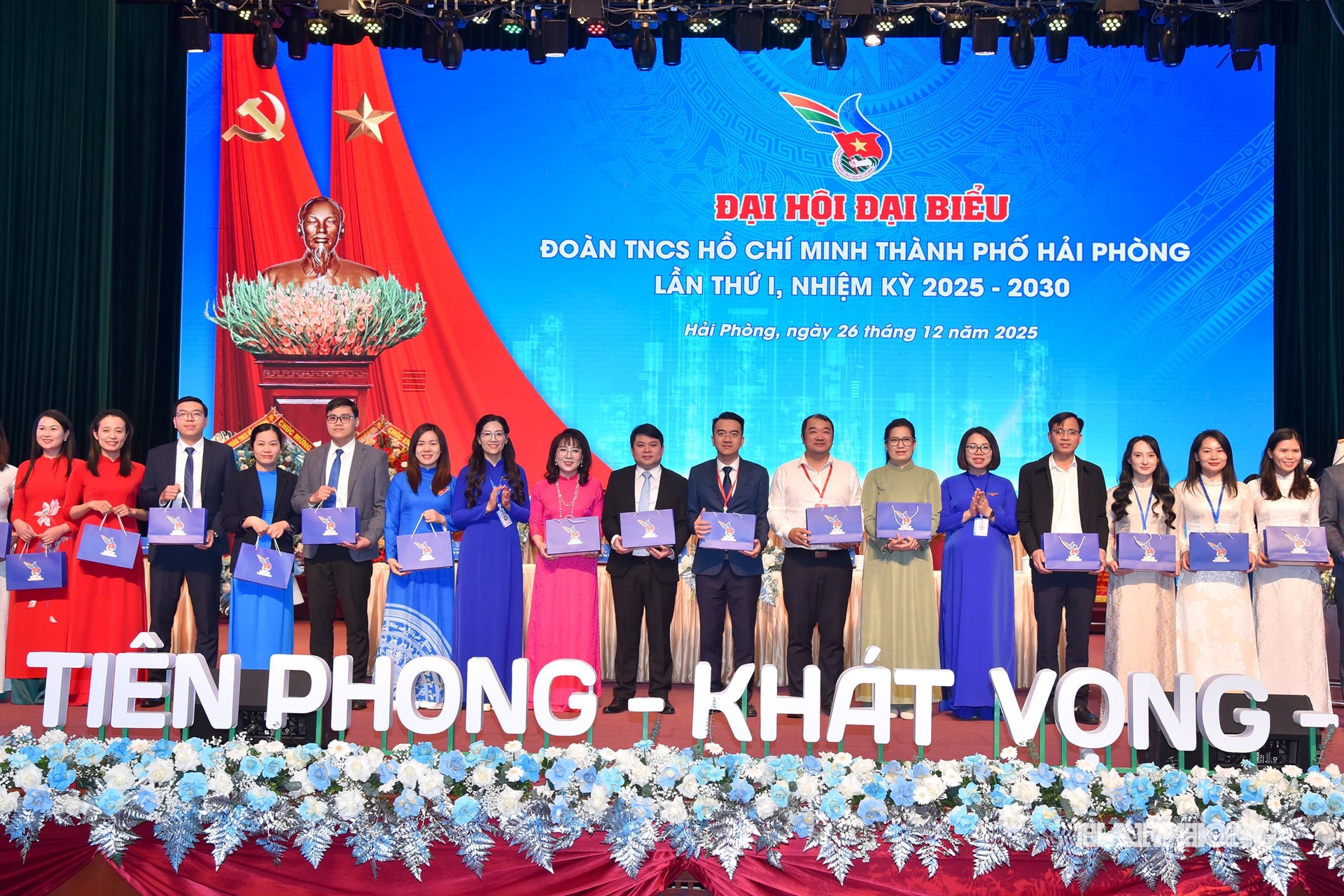 Trao quà lưu niệm tặng các đồng chí không tham gia Ban Chấp hành khoá mới.