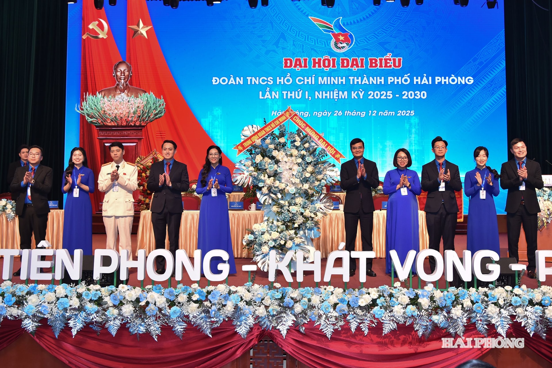 Đồng chí Bùi Quang Huy, Ủy viên dự khuyết Trung ương Đảng, Bí thư thứ nhất Trung ương Đoàn TNCS Hồ Chí Minh tặng hoa chúc mừng đại hội.