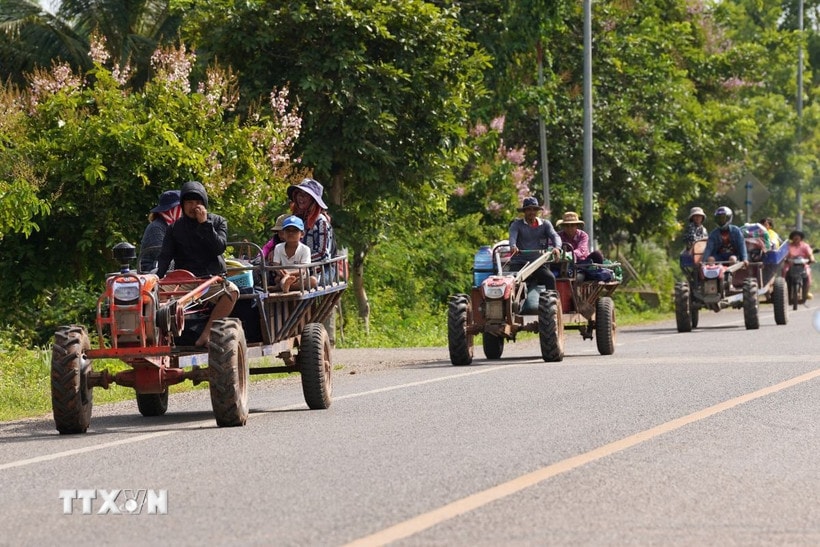 Người dân đi sơ tán tránh xung đột tại Oddar Meanchey, Campuchia. (Nguồn: THX/TTXVN)