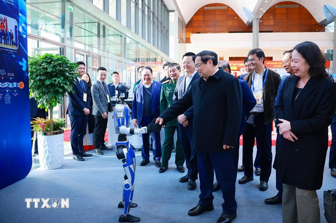 Thủ tướng Phạm Minh Chính kiểm tra khu trung bày các sản phẩm khoa học công nghệ. (Ảnh: Dương Giang/TTXVN) ttxvn-thu-tuong-kiem-tra-cong-tac-chuan-bi-dai-hoi-thi-dua-yeu-nuoc-5.jpg