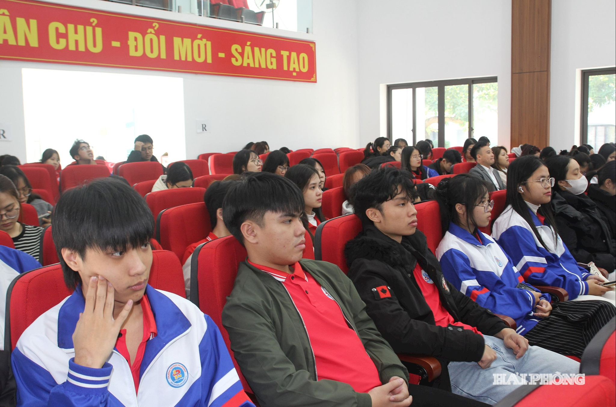 Sinh viên Trường Đại học Hải Phòng tham dự hội thảo