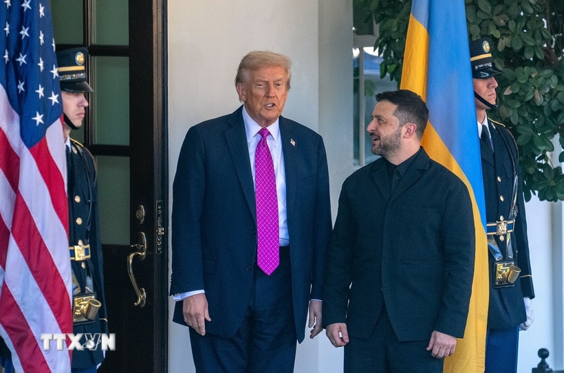Tổng thống Mỹ Donald Trump (thứ 2, trái) trong cuộc gặp Tổng thống Ukraine Volodymyr Zelensky (phải) tại Nhà Trắng ở Washington, D.C., ngày 17/10/2025. (Nguồn: THX/TTXVN)