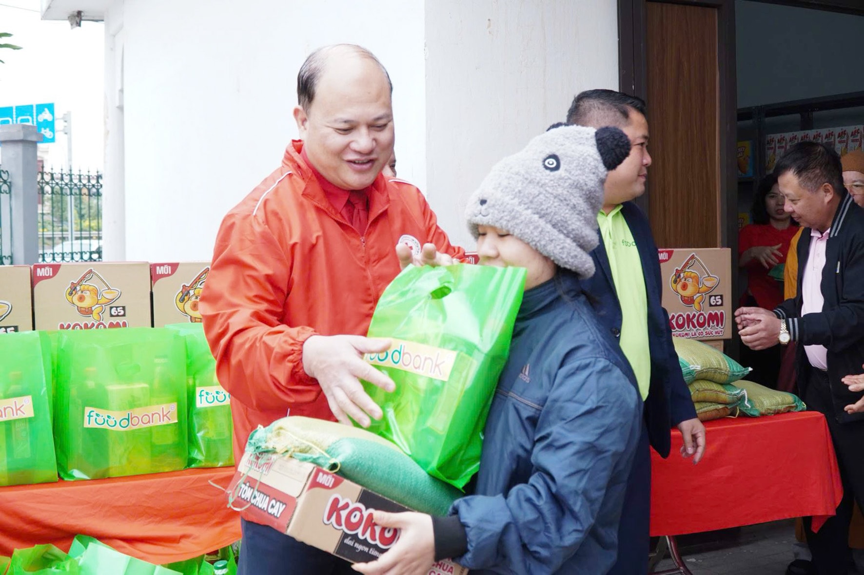 Người dân phấn khởi nhận các phần thực phẩm hỗ trợ từ Ngân hàng thực phẩm Hải Phòng. Ảnh: TTXVN
