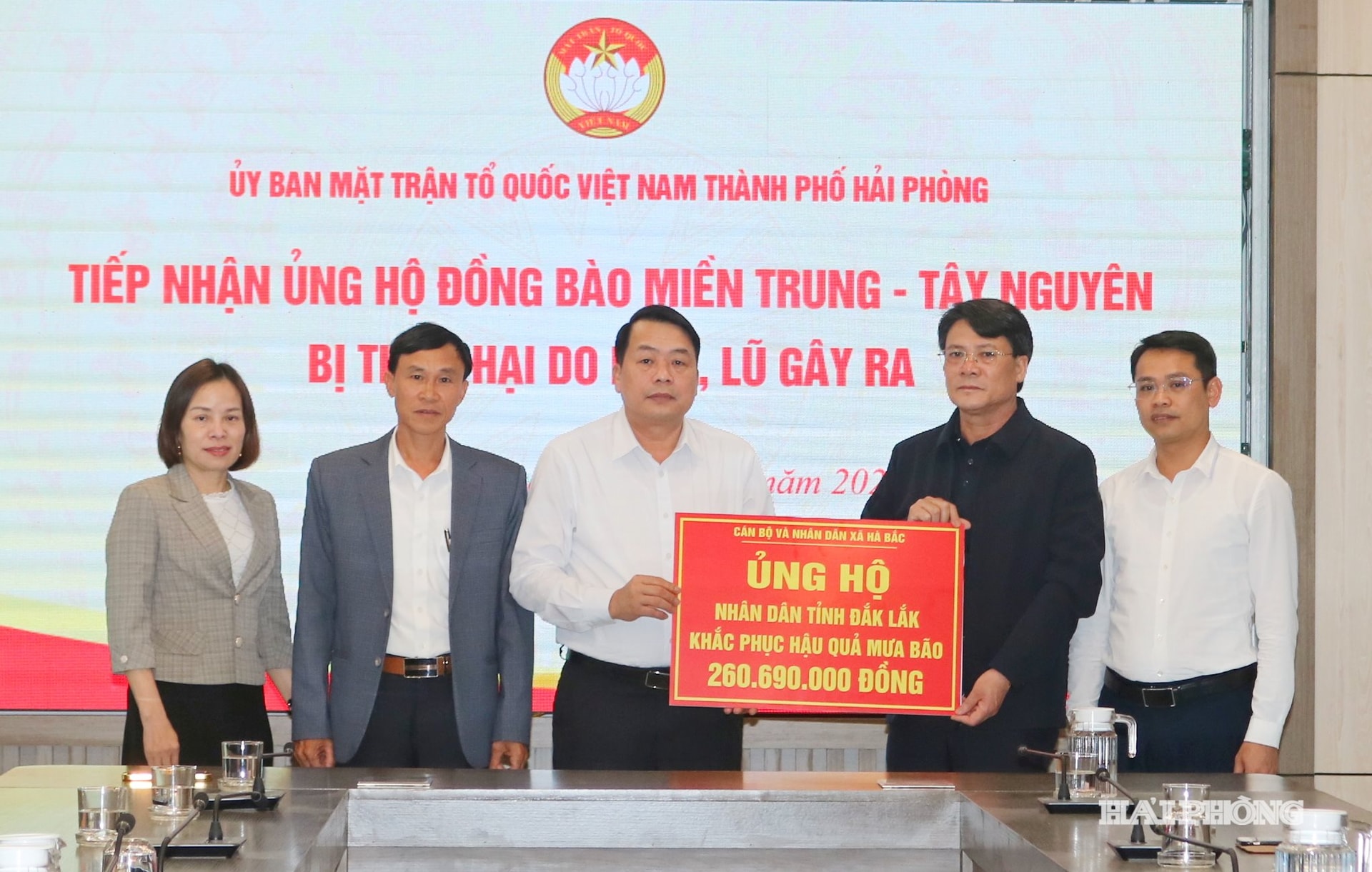 Lãnh đạo Ủy ban MTTQ Việt Nam thành phố - Ban Vận động cứu trợ thành phố tiếp nhận nguồn kinh phí ủng hộ của cán bộ, nhân dân xã Hà Bắc.