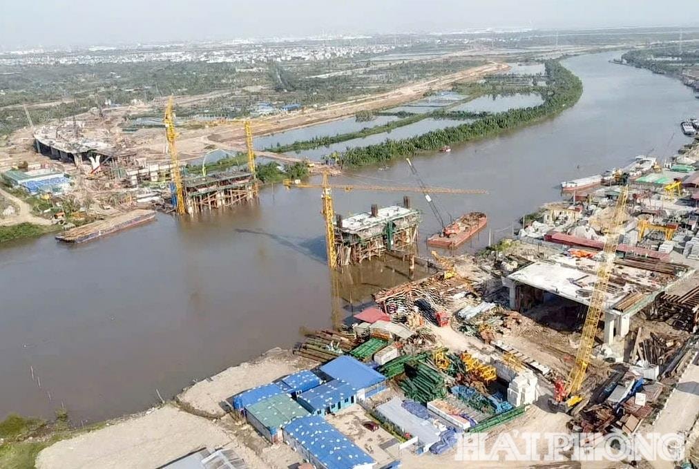 Die Hai-Thanh-Brücke, die den Lach-Tray-Fluss überspannt, soll bis Ende März 2026 fertiggestellt sein.