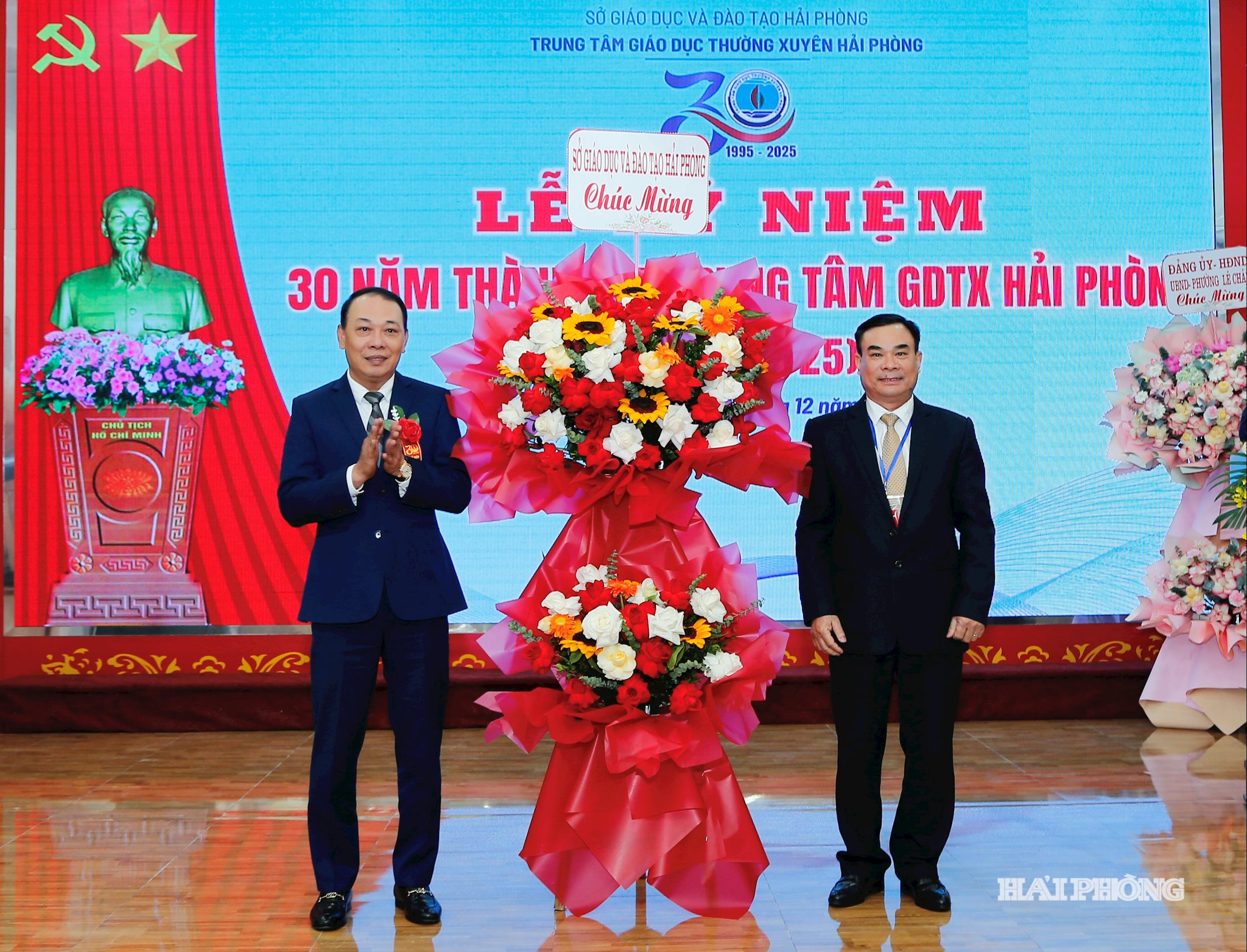 Lãnh đạo Sở Giáo dục và Đào tạo tặng hoa chúc mừng thầy, trò Trung tâm Giáo dục thường xuyên Hải Phòng.