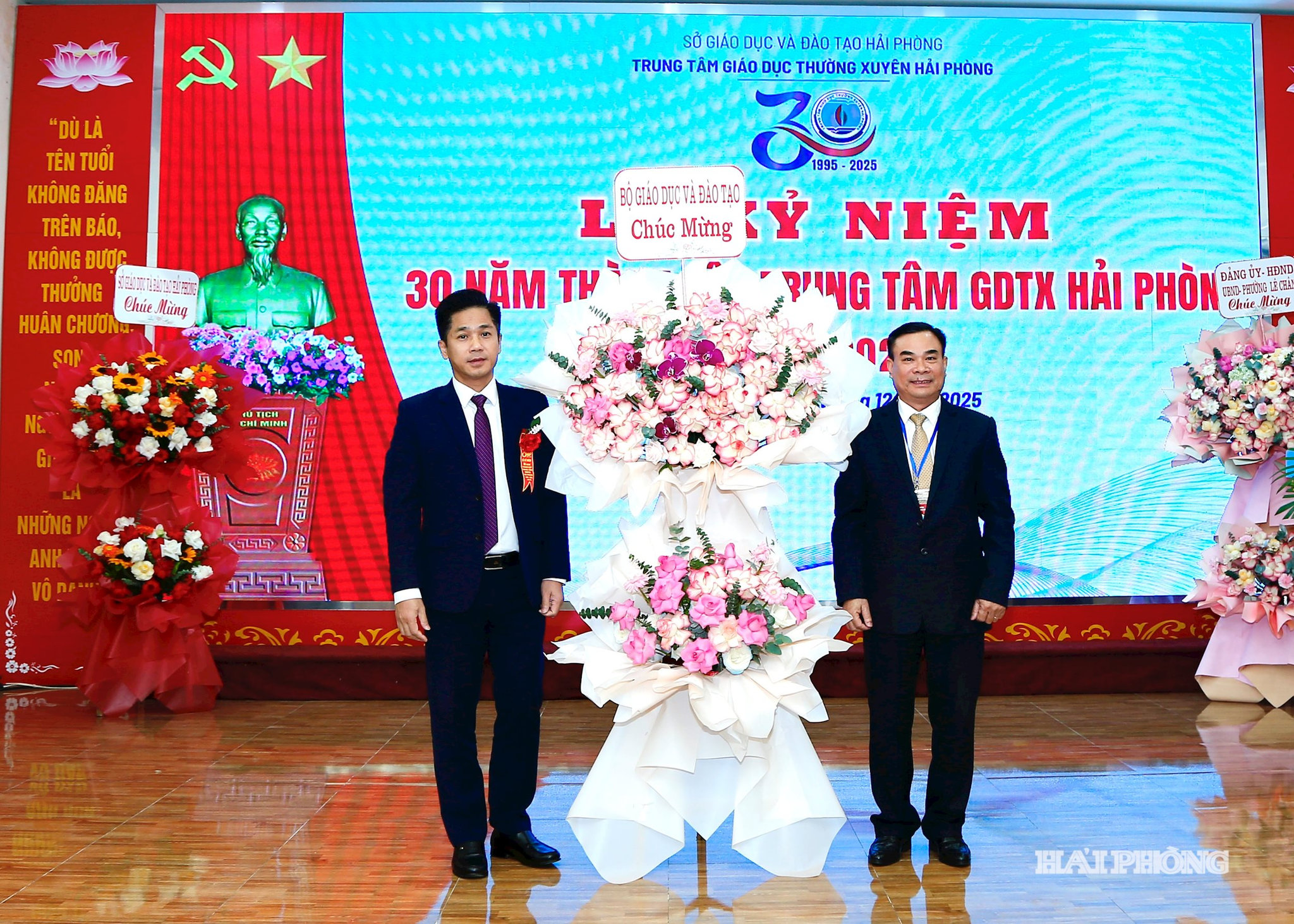 Lãnh đạo Bộ Giáo dục và Đào tạo tặng hoa chúc mừng thầy, trò Trung tâm Giáo dục thường xuyên Hải Phòng.